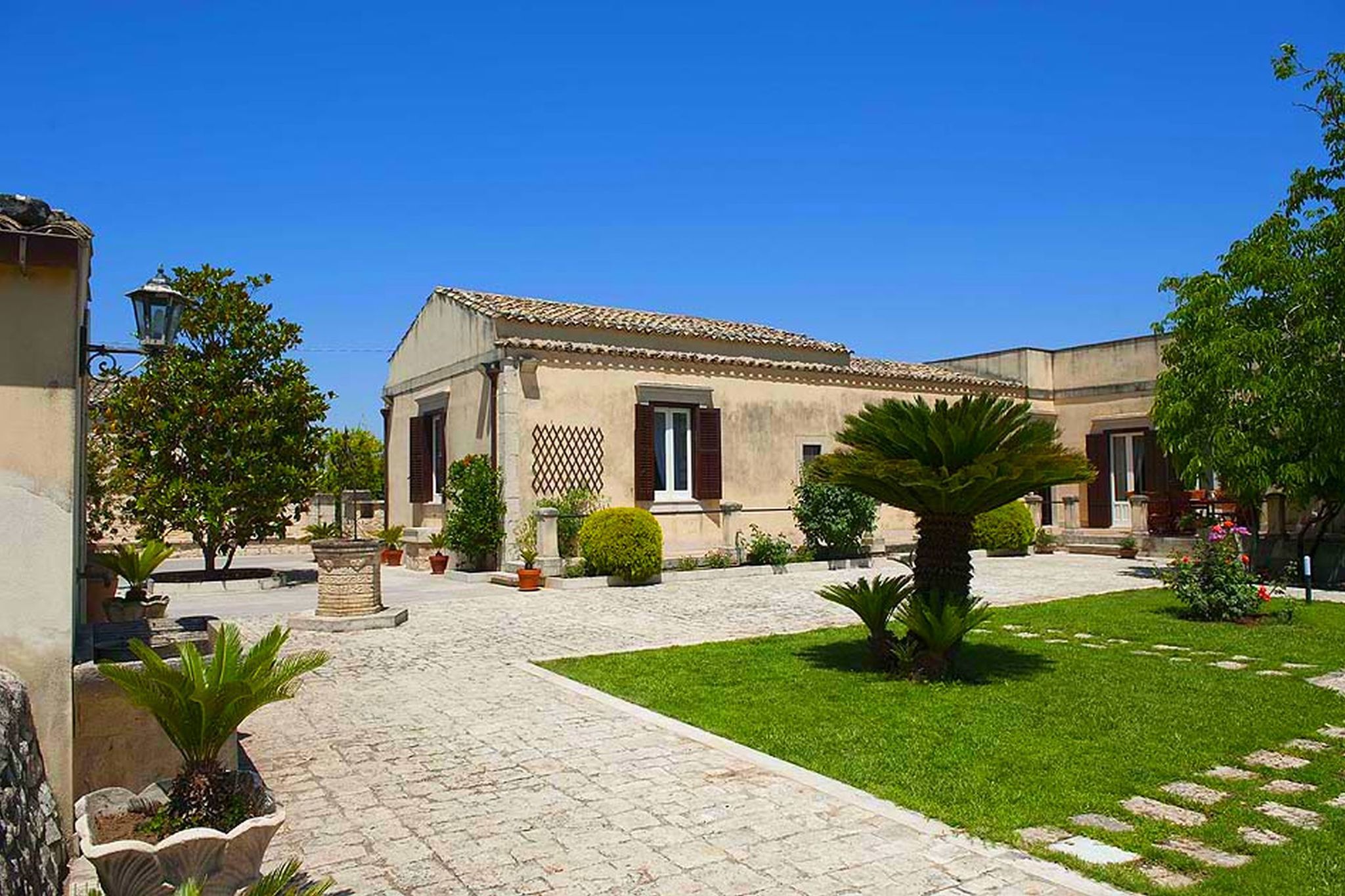 Charming part of traditional 'Baglio' with pool and strategic location.