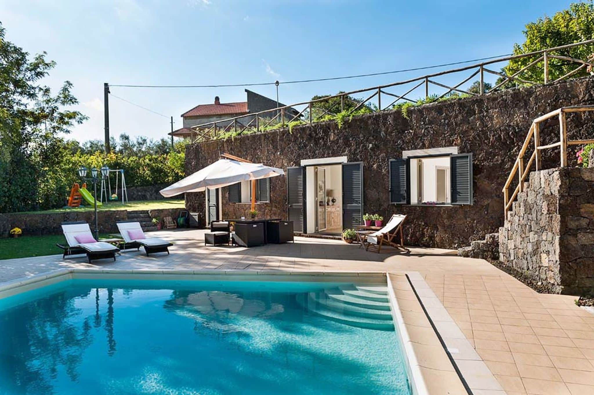 Authentieke villa op de helling van de Etna met veel comfort