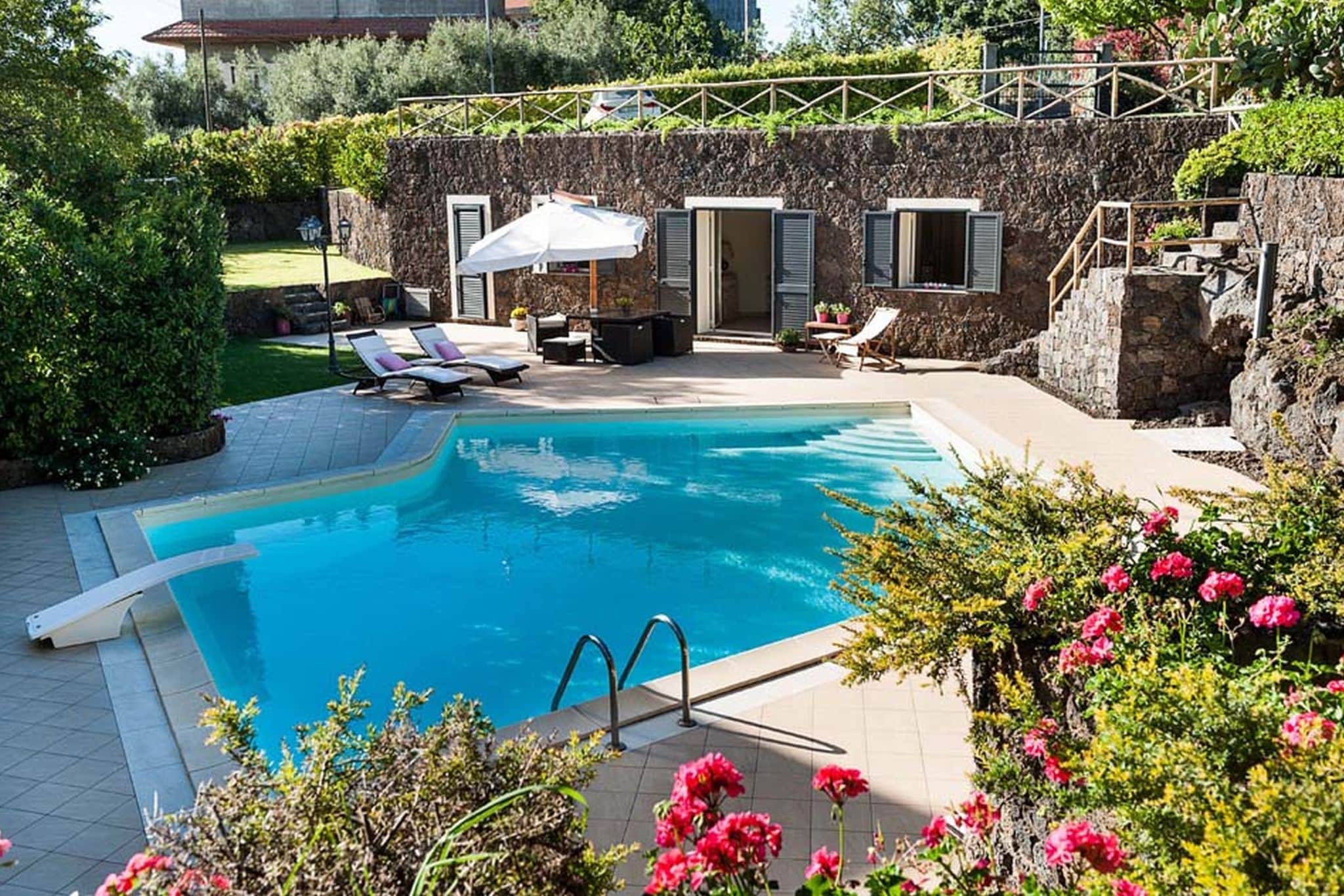 Authentieke villa op de helling van de Etna met veel comfort