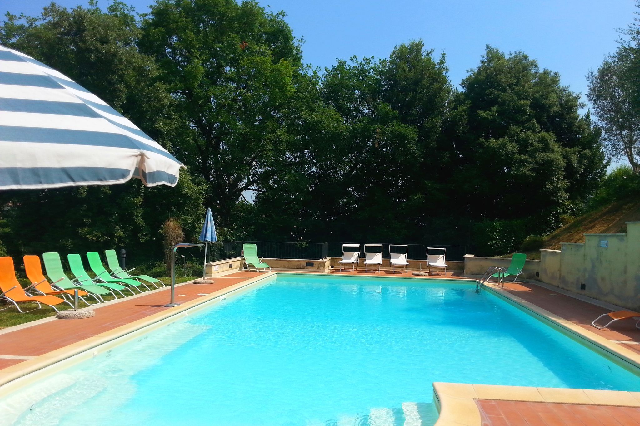 Landelijk appartement in Siena met gedeeld zwembad