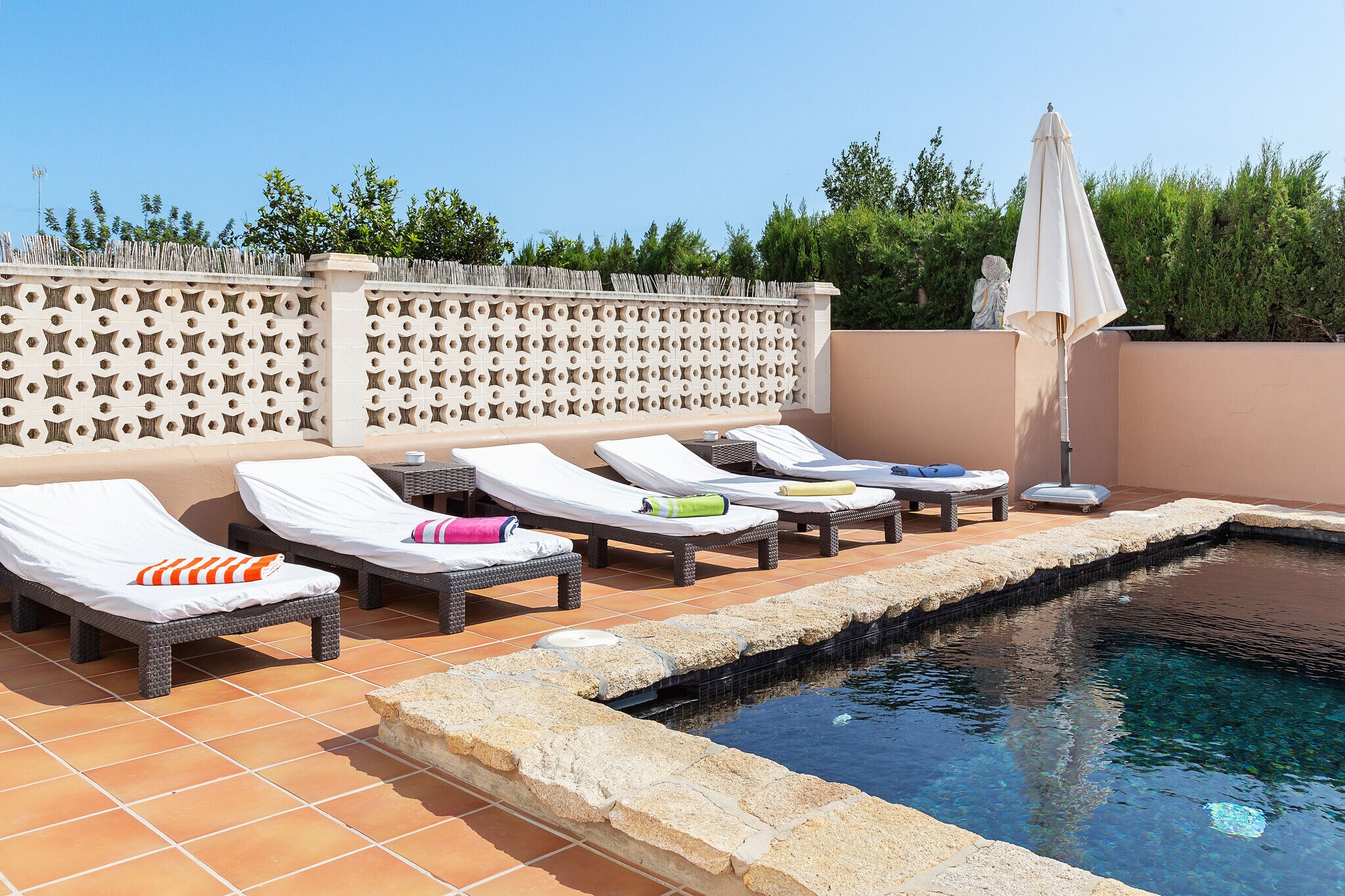 Ideaal gelegen villa met zwembad op korte afstand van Ibiza-stad en het strand