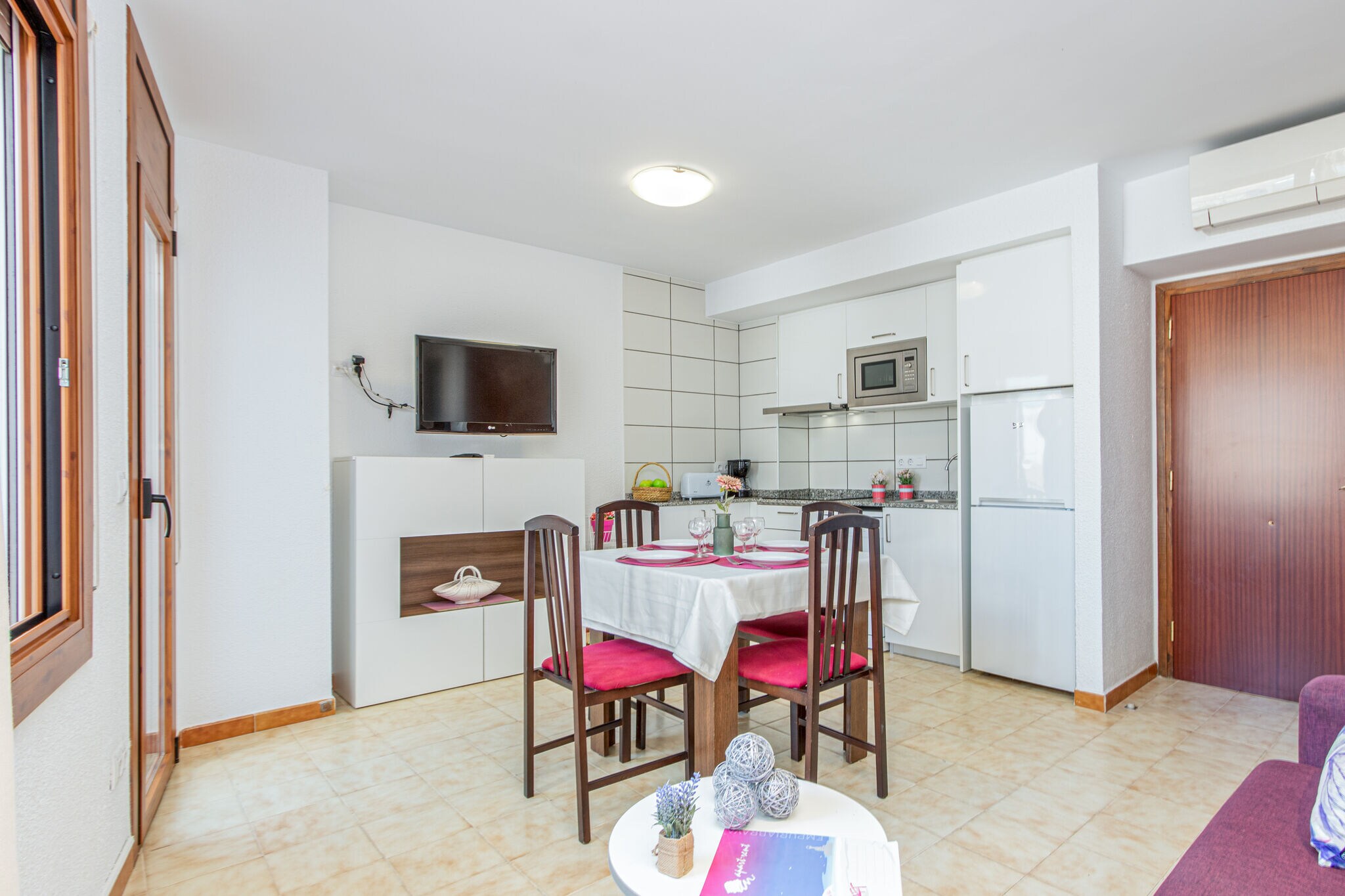 Cozy apartment with wifi near the sandy beach Nova in Roses, Spain