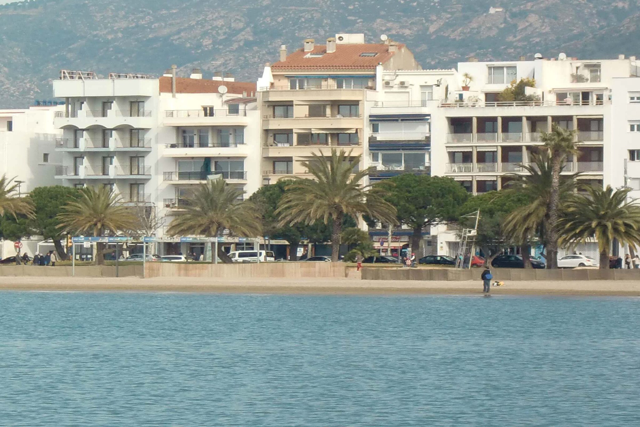 Modern appartement met wifi vlakbij het strand in Roses met uitzicht op de berg