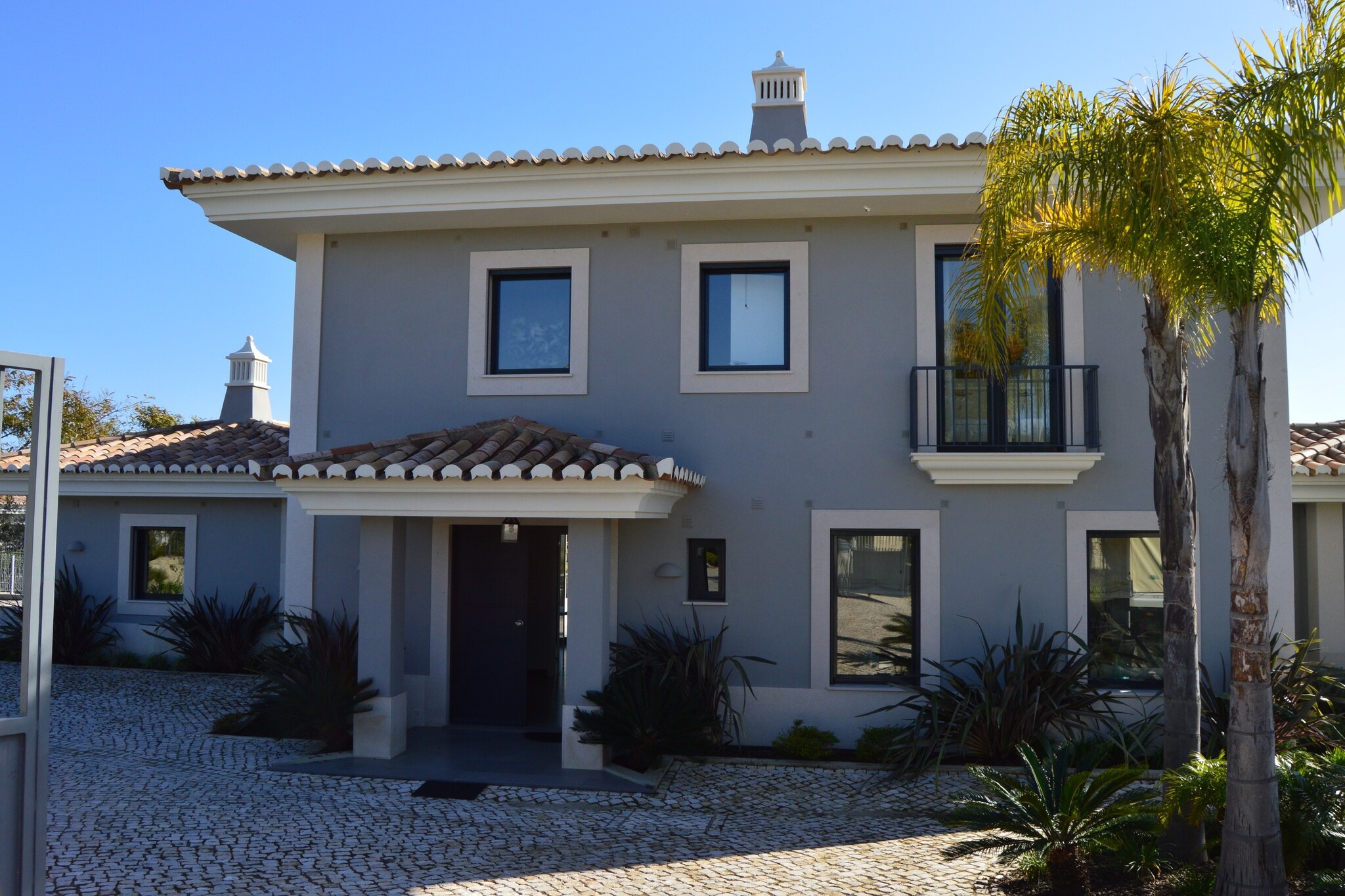 Ground floor: (hallway(toilet), Living room(TV(flatscreen, dutch television channels, international television channels), decorative fireplace, seating area, DVD player, air conditioning), dining room(dining table(6 persons), air conditioning), open kitchen(electric kettle, toaster, cooker(5 ring stoves, ceramic), coffee machine, combination microwave, dishwasher, fridge-freezer, air conditioning, Juicer, Blender), Bedroom with bathroom(double bed(180 x 200 cm), bath tub, shower, 2x washbasin, air conditioning, terrace), toilet(reachable from the outside), washing room(tumble dryer, washing machine), shared room(dining table(8 persons), fireplace))\n\nOn the 1st floor: (Bedroom with bathroom(double bed(180 x 210 cm), shower, washbasin, toilet, balcony, air conditioning), Bedroom with bathroom(double bed(180 x 210 cm), shower, washbasin, toilet, balcony, air conditioning), Bedroom with bathroom(double bed(180 x 210 cm), bathtub with shower, washbasin, toilet, balcony, air conditioning), Landing)\n\nbathroom(shower(outside), toilet), terrace(private, roofed, 50 m2), garden(private, fenced, illuminated), garden furniture(8 persons), BBQ(charcoal), parking, deckchairs, parasol, swimming pool(private, heatable, cover, 10 x  5 m.), children\'s bed, high chair