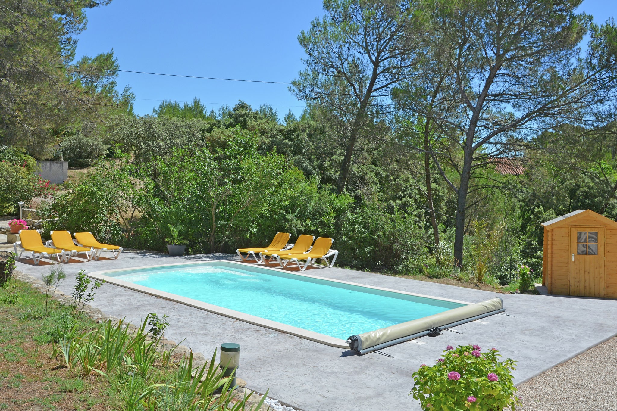 Lush Villa in Beaucaire with Swimming Pool