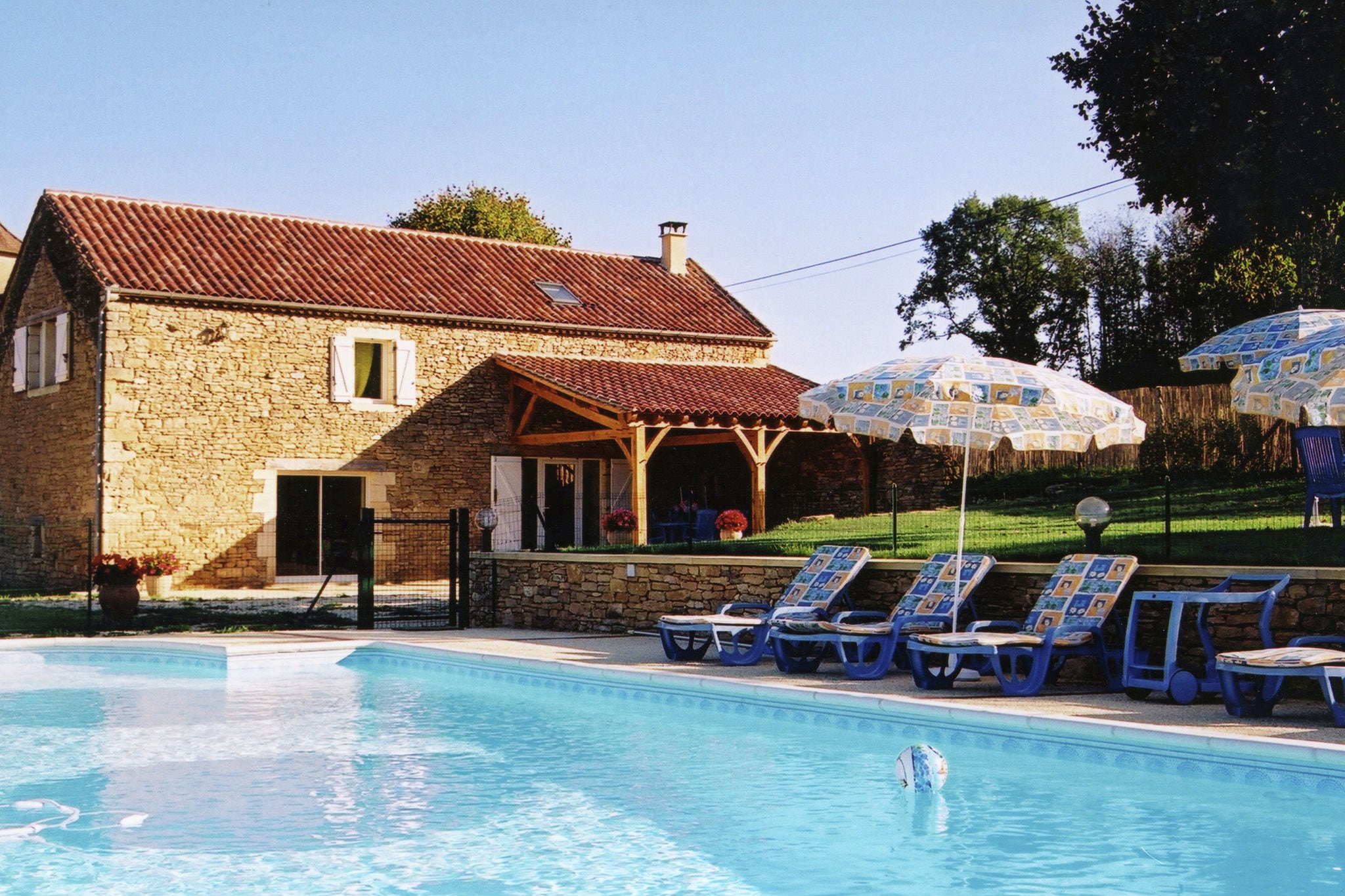 Maison de vacances spacieuse avec piscine à Besse