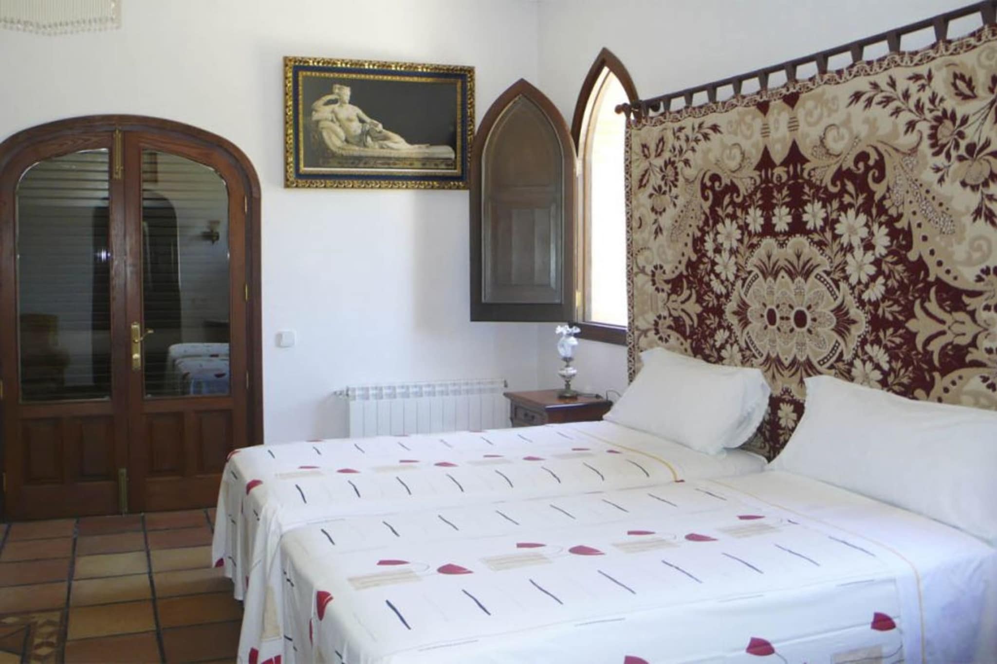Living room(TV(satellite), CD player, stereo unit, terrace), dining room(terrace(roofed)), Large kitchen(cooker(ceramic), oven, microwave, dishwasher, fridge-freezer, washing machine), Bedroom with bathroom(double bed(180 x 200 cm), bath tub, air conditioning), Bedroom with bathroom(2x single bed(100 x 200 cm), bath tub, air conditioning), Bedroom with bathroom(2x single bed(100 x 200 cm), shower, air conditioning), single bed, terrace, garden, swimming pool(private, 9 x 5 m.)