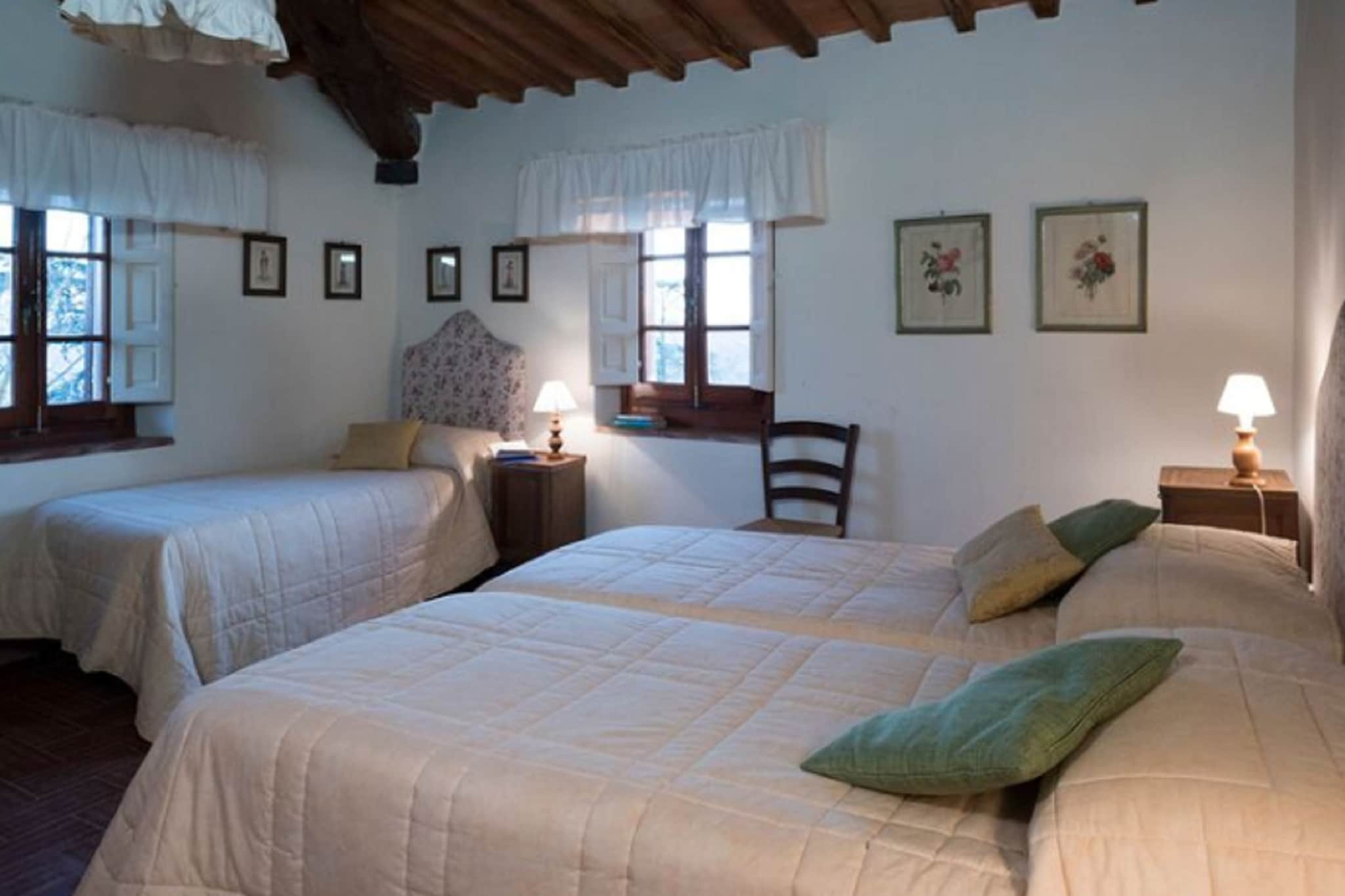 This spacious apartment for four people is located on a hilly estate in one of the annexes of a castle on a beautiful hilltop. The estate is known for its excellent olive oil. After the Second World War, Marquis Baldelli, who was the owner at the time, had the castle fully restored and returned to its original glory. Since then, the castle has been towering on top of the hills, proudly keeping watch of its surroundings.
This big apartment has a beautiful view and inside, guests can enjoy a peaceful and rustic atmosphere. The typical, robust, wooden beamed ceilings and terracotta tiled floors carry the spirit of Tuscany. In the evenings, guests can spend time in front of the big fireplace, accompanied by travel companions and a crackling fire. In addition, from the spacious living room there is a breathtaking view over the sloping landscape.
The estate lies between the cultural cities of Florence, Arezzo and Siena, making it the perfect starting point for a Tuscan quest.