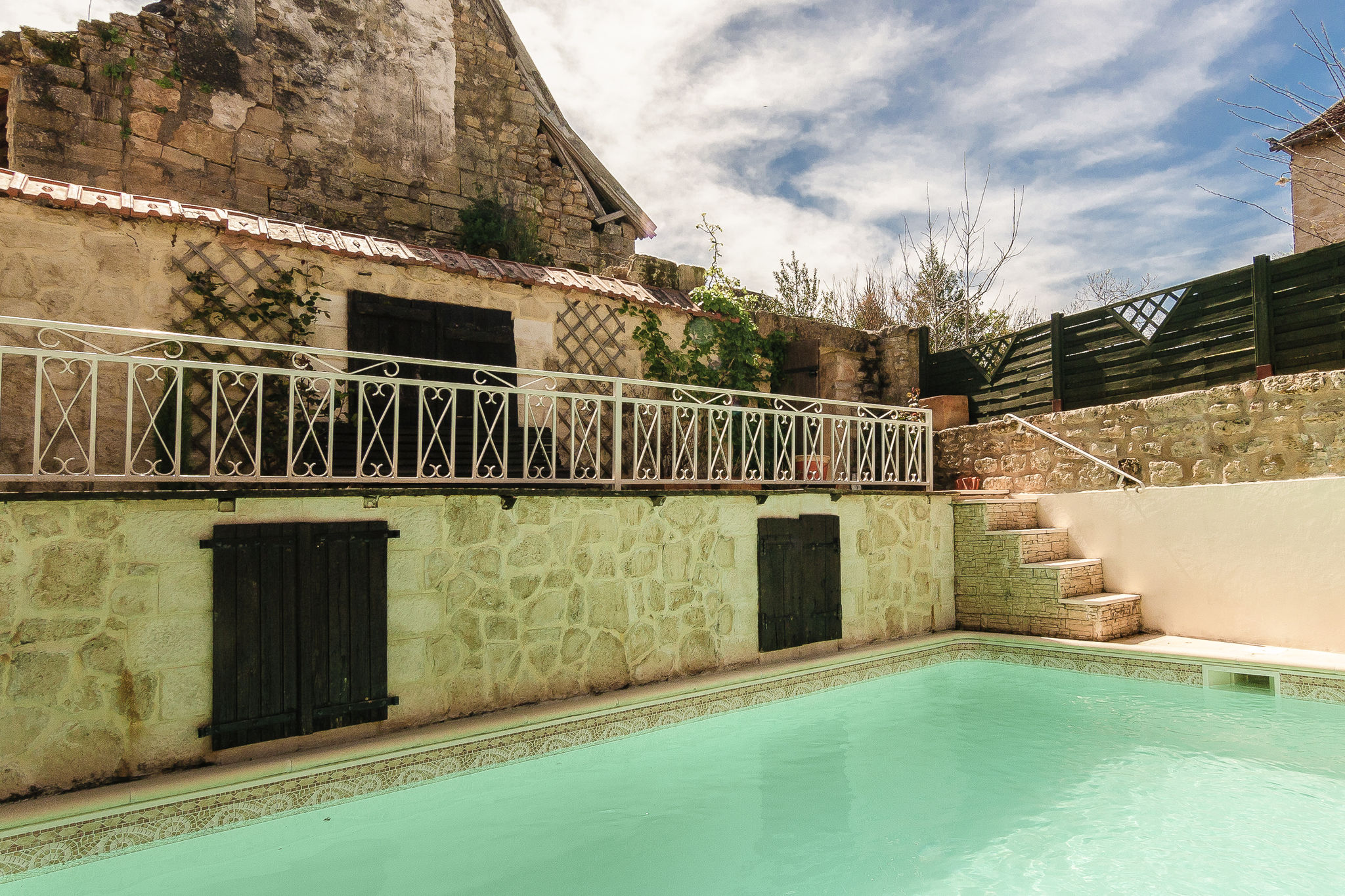 Élégante maison avec piscine chauffée et sauna à Coubjours