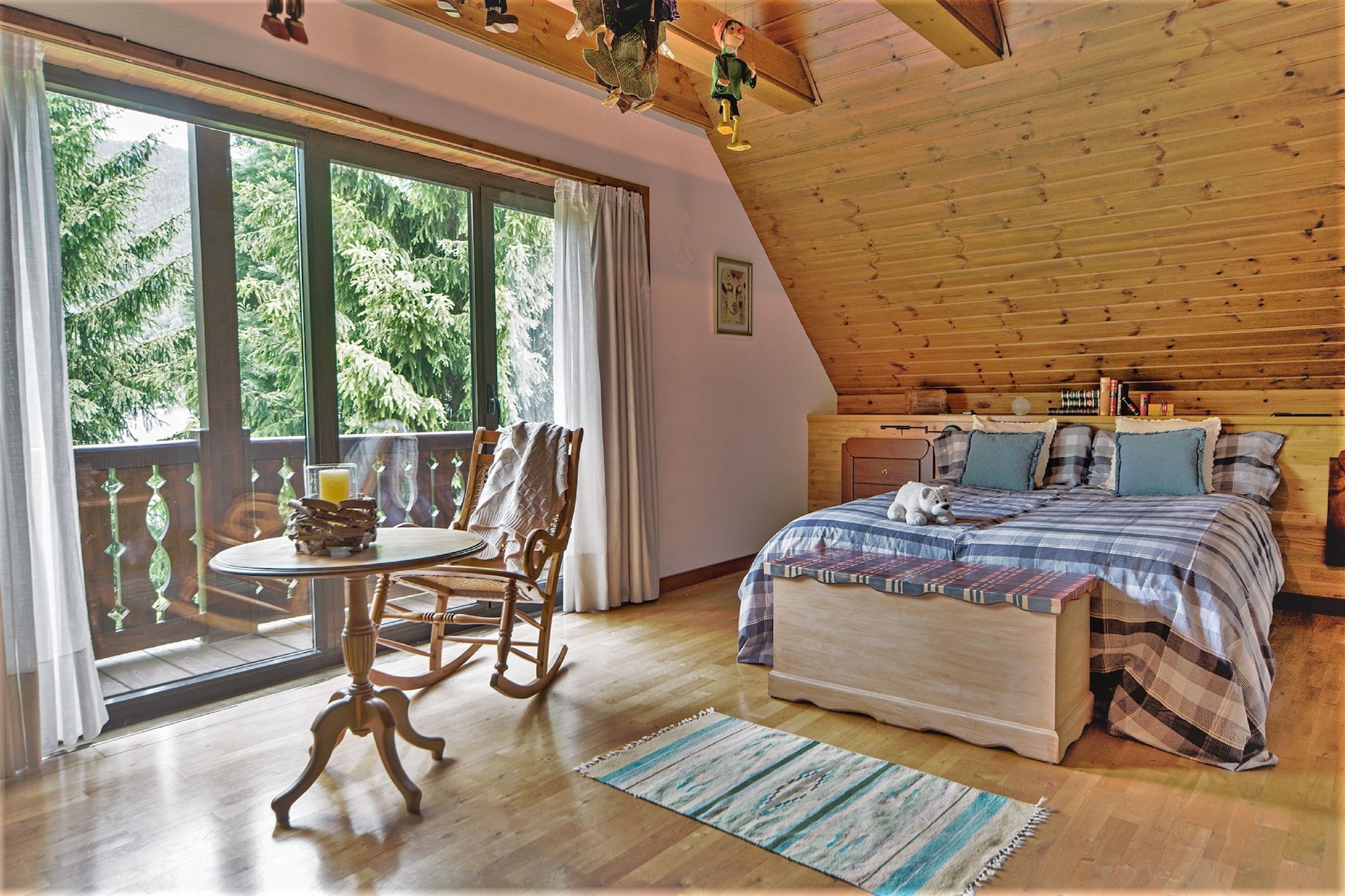 Ground floor: (Living room(TV, fireplace, seating area, stereo unit, balcony), dining room(dining table), Kitchen(cooker, coffee machine, oven, microwave, dishwasher, fridge-freezer), Landing, veranda, carport, terrace, garden(600 m2), BBQ)\n\nOn the 1st floor: (Sitting room(TV), Bedroom with bathroom(double bed), Bedroom with bathroom(double bed or 2 single beds), Bedroom with bathroom(double bed or 2 single beds), Bedroom with bathroom(4x single bed))\n\nheating