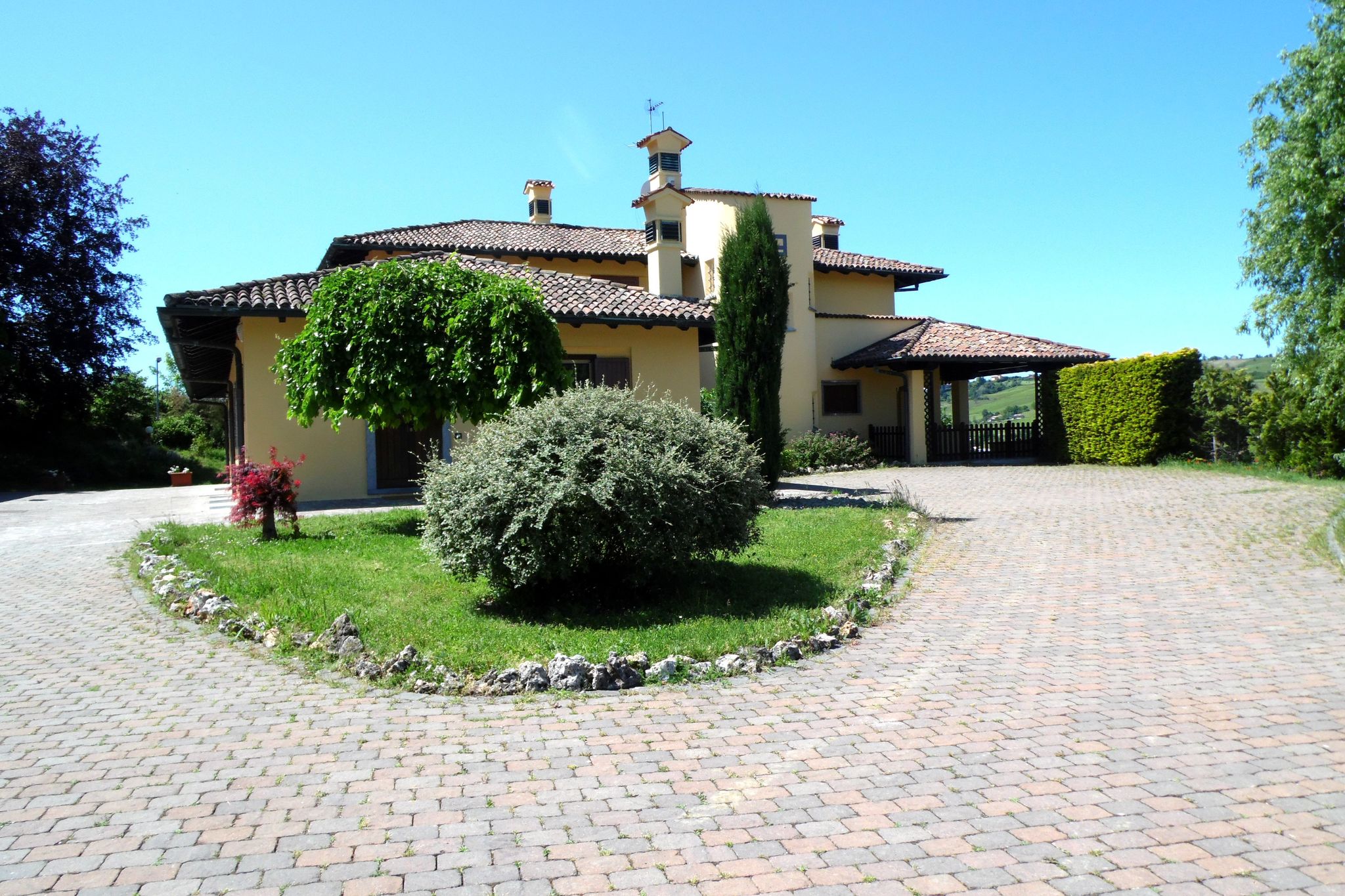 Detached villa with pool within a farm ground, in quiet hillside