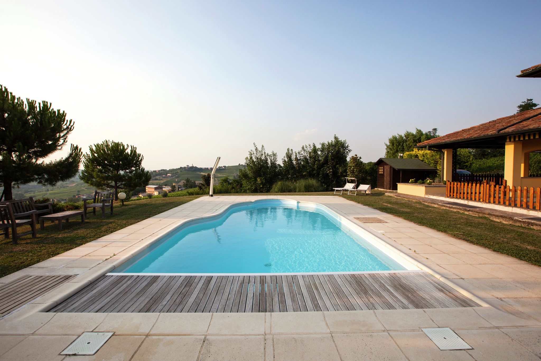 Vrijstaande villa met zwembad op een boerderij op een rustige heuvel