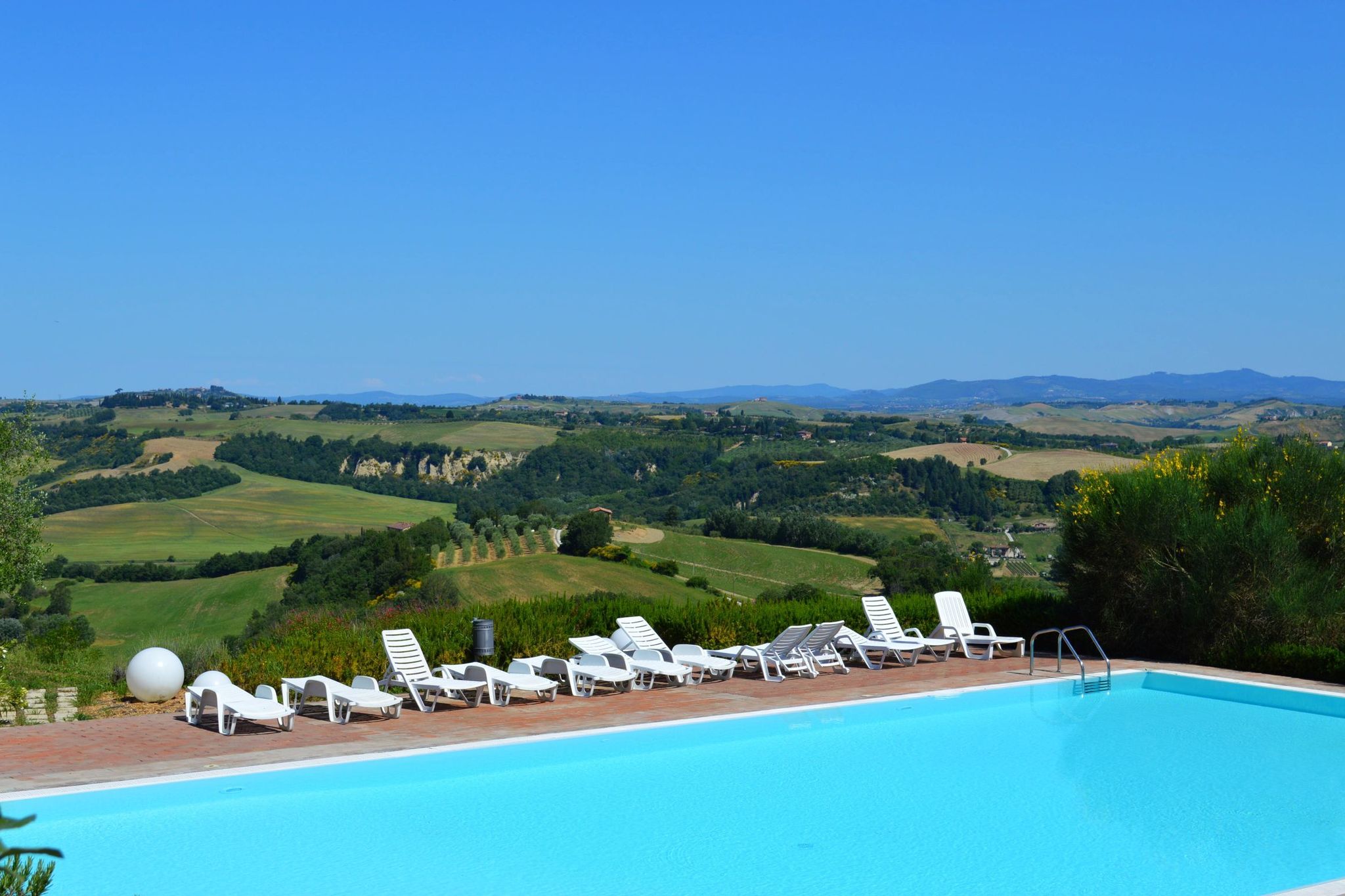 Appartement met 2 zwembaden in de heuvels van Siena