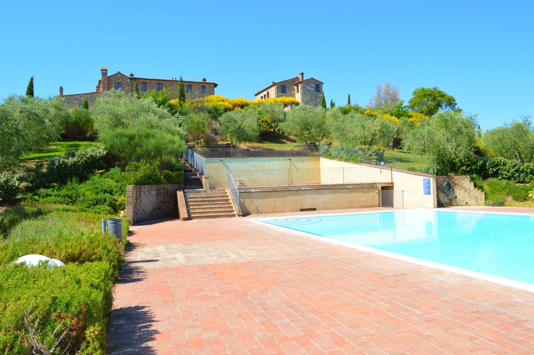 Ferienwohnung im Dorf Asciano mit 2 Pools in den Hügeln von Siena
