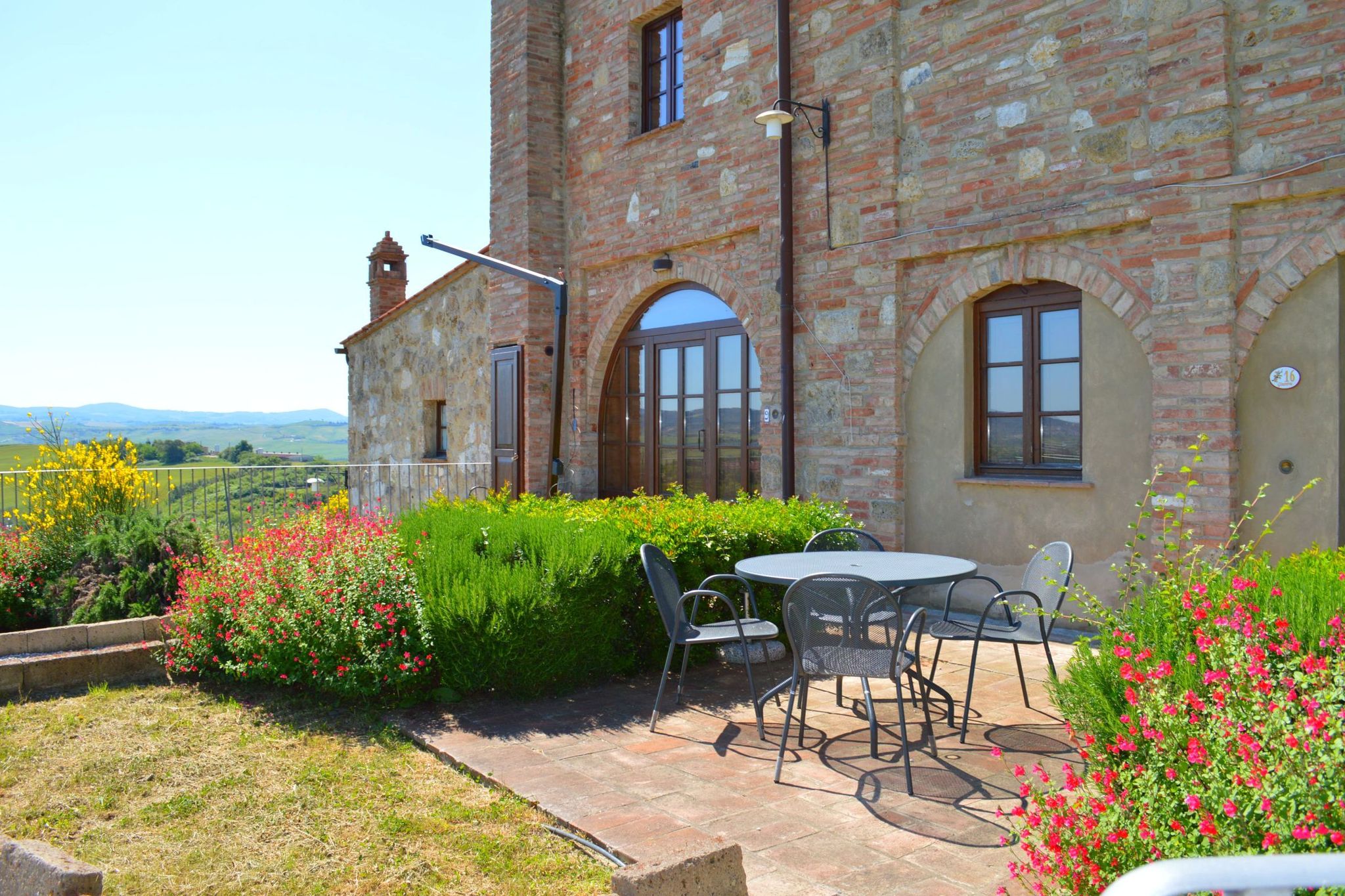 Luxueuse maison de vacances avec vue sur colline à Asciano