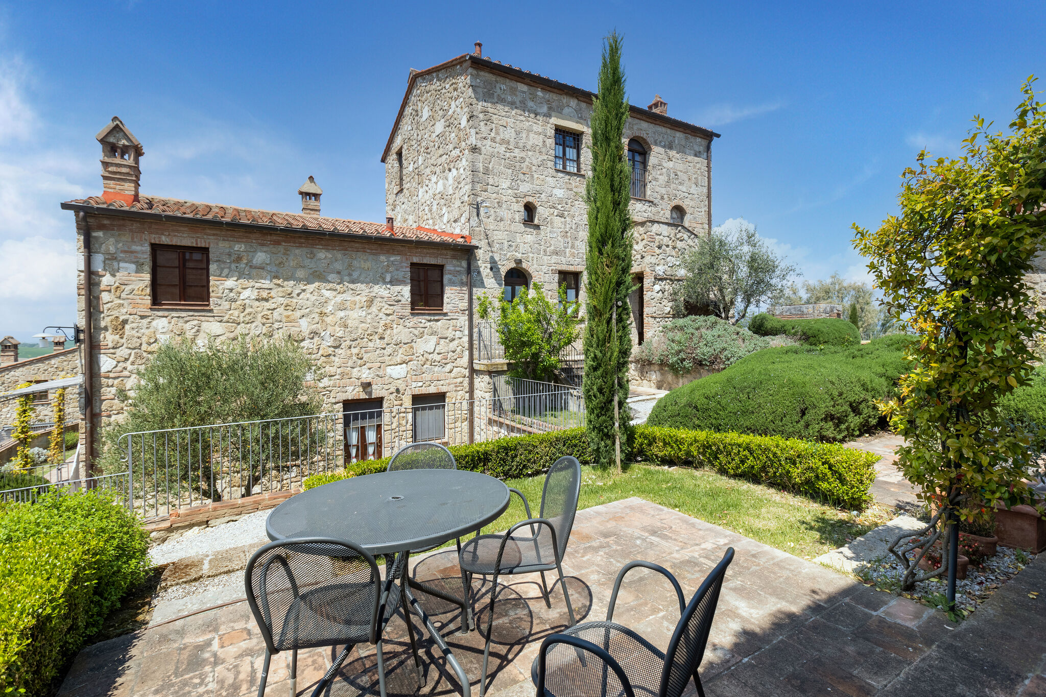 Asciano apartment in the village of Asciano with 2 pools in the hills of Siena