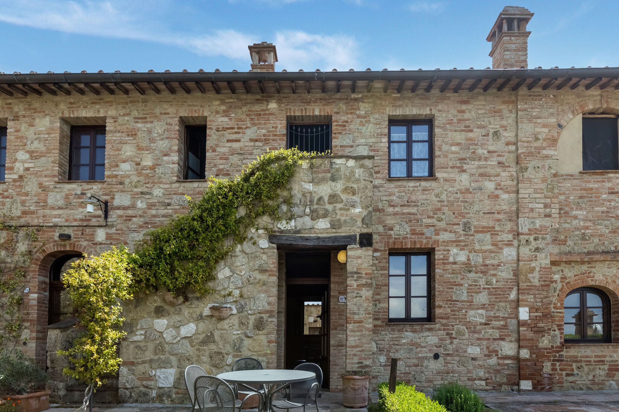 Luxuriöses Ferienhaus mit Bergblick in Asciano, Toskana
