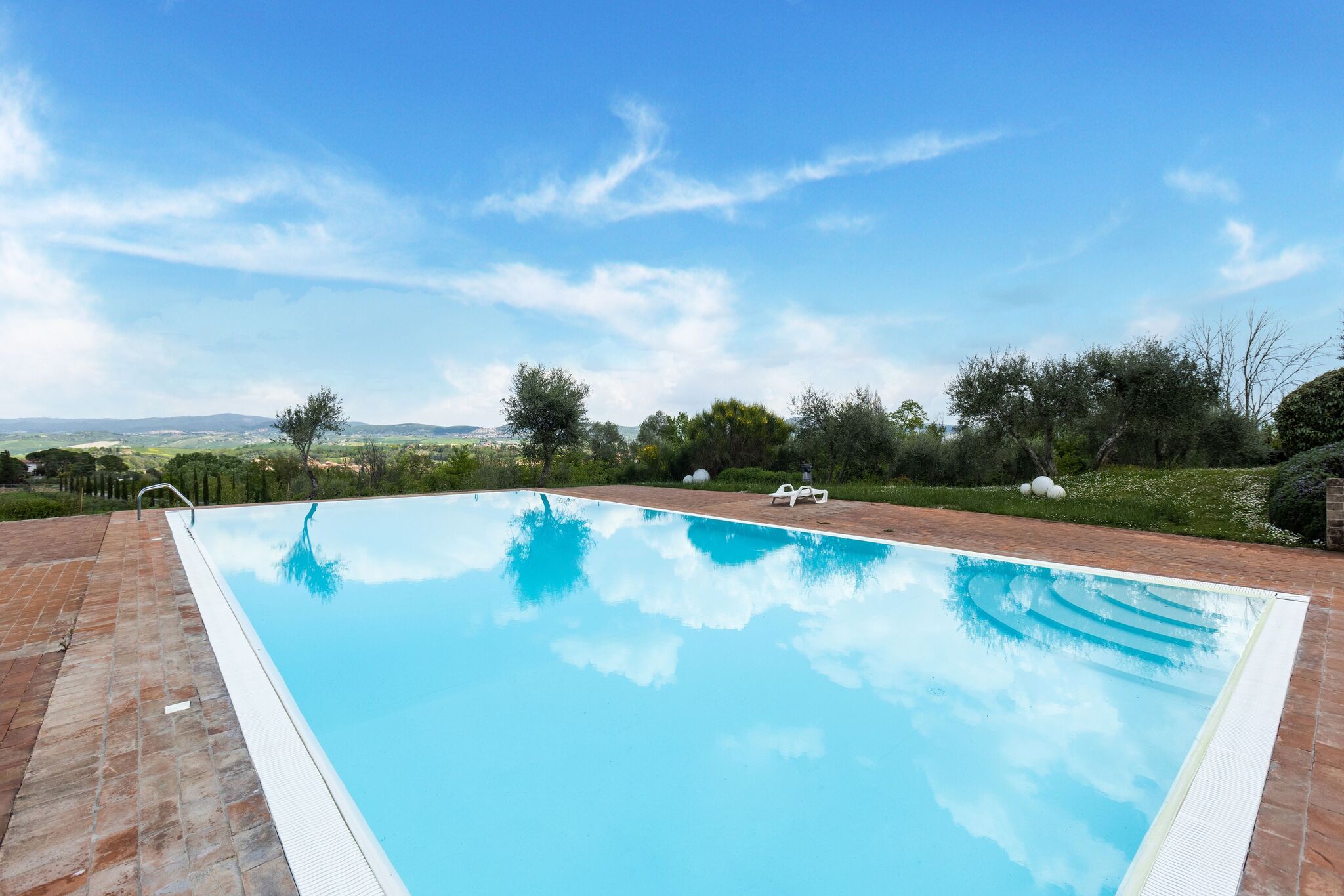 Asciano apartment in the village of Asciano with 2 pools in the hills of Siena