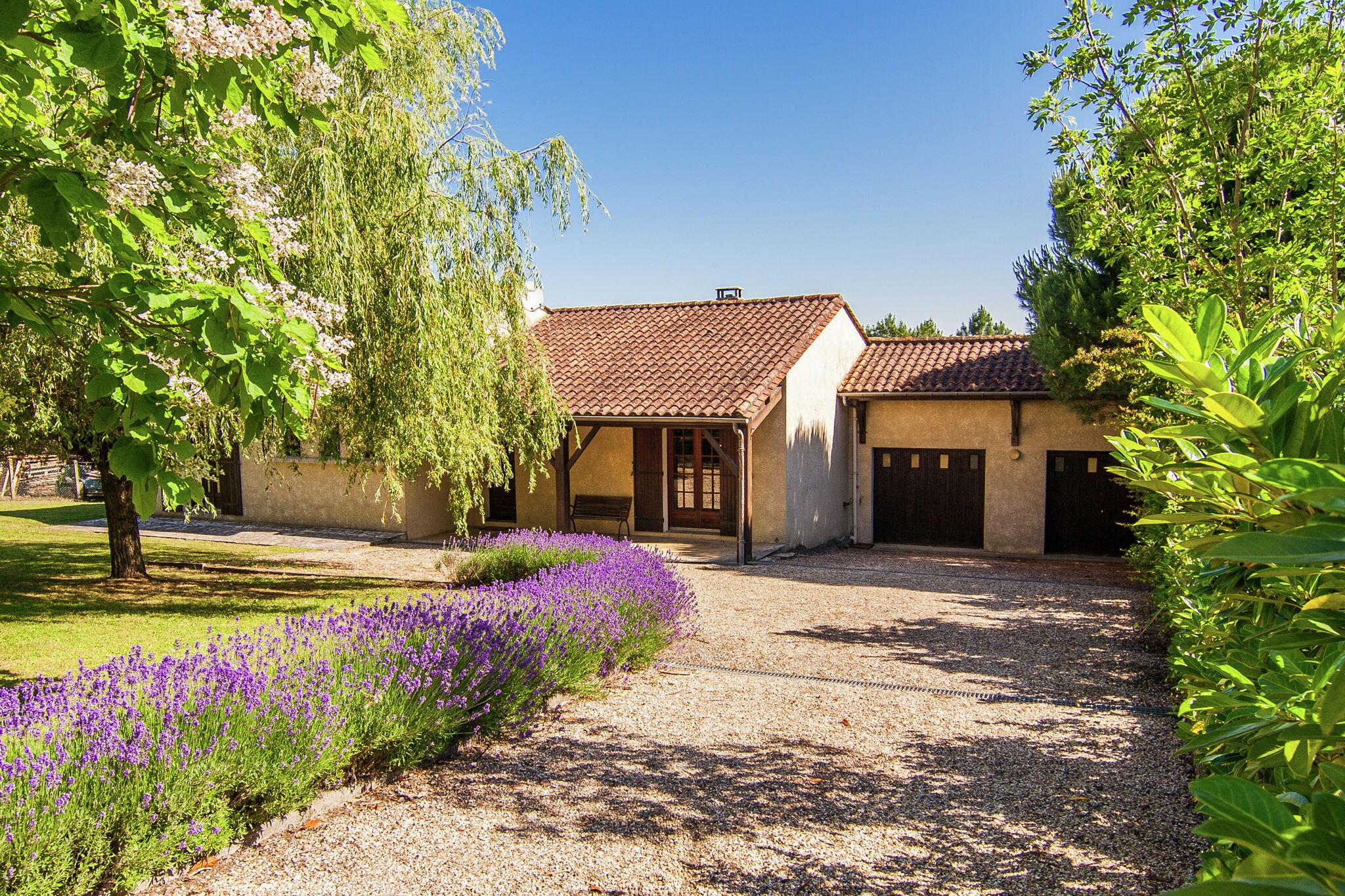 Cottage avec porche, grande piscine privée et grand jardin.