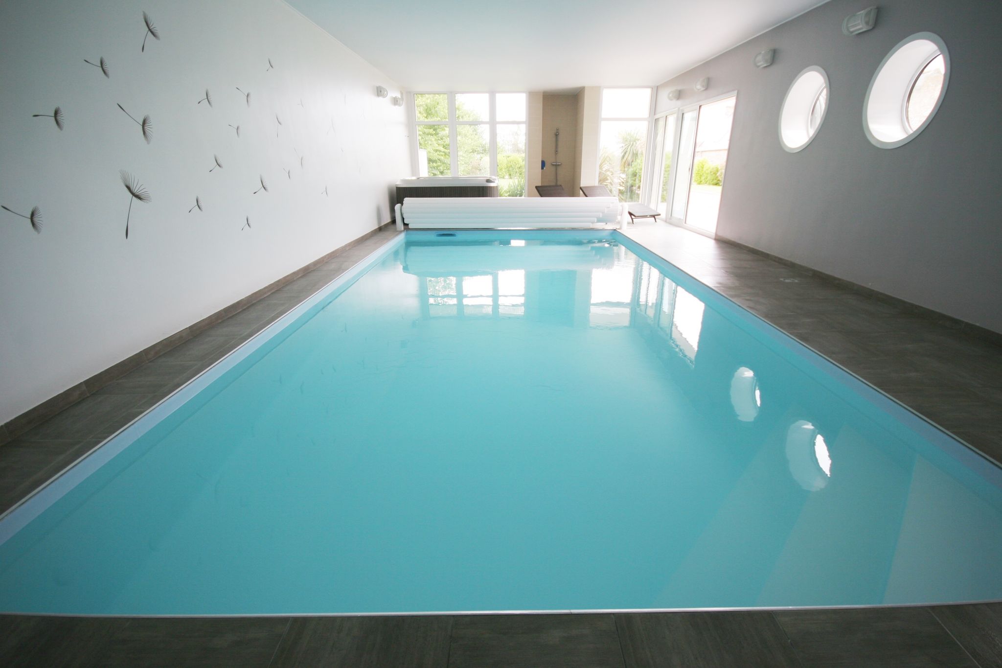 Mooie moderne villa met binnenzwembad, jacuzzi en een luxe kookeiland