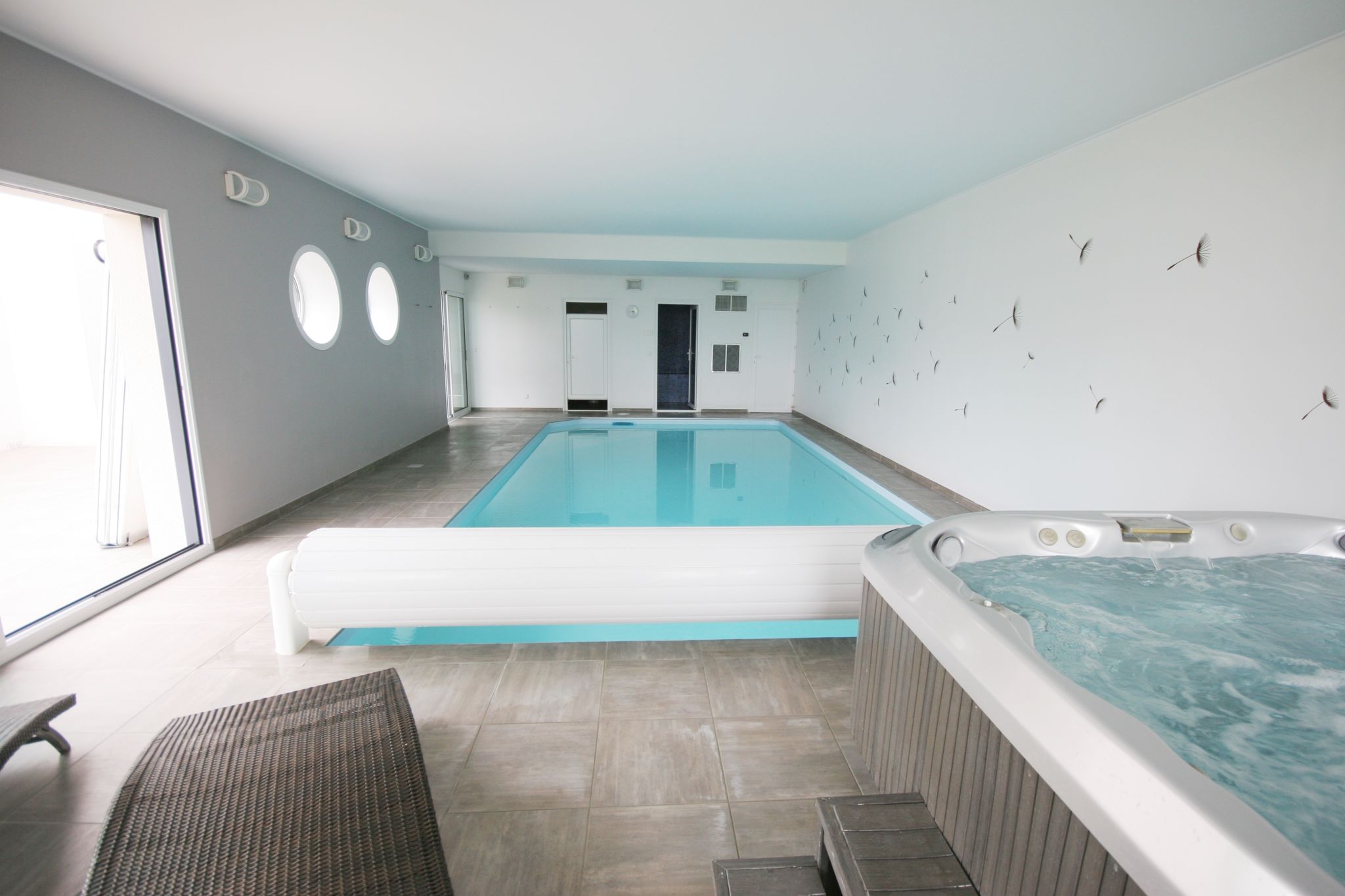 Mooie moderne villa met binnenzwembad, jacuzzi en een luxe kookeiland