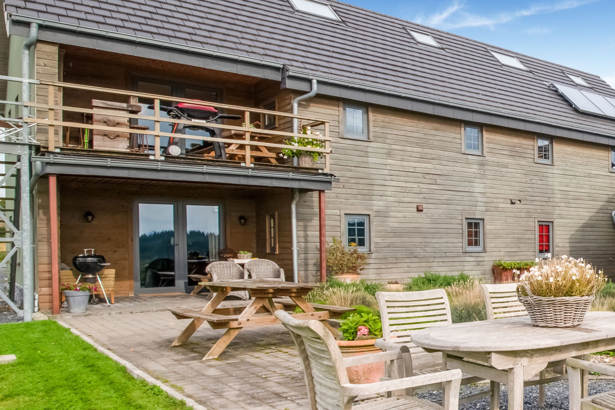 Green Hillside Apartment-Petit Wilogne