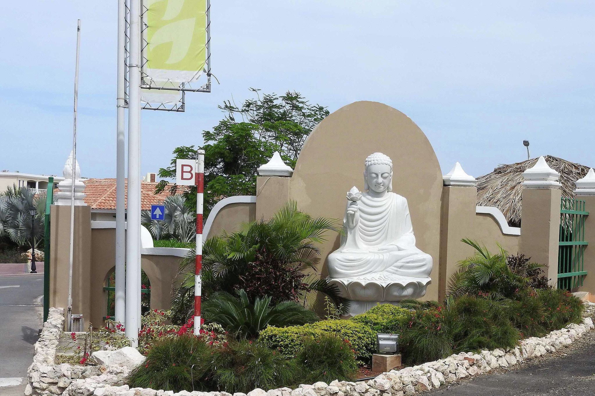 Mambo Beach Boeddha Resort