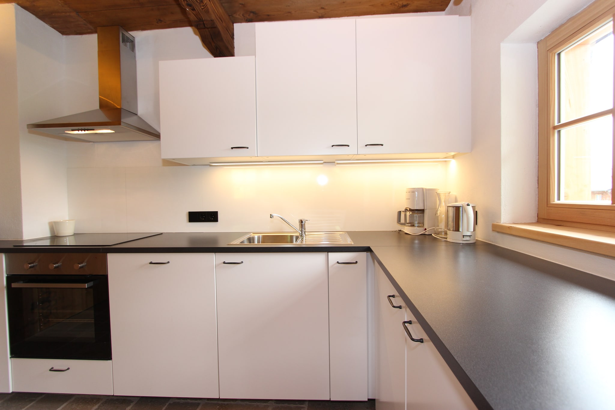 Ground floor: (Living room(double sofa bed), Kitchen(dining table, electric kettle, toaster, cooker, coffee machine, oven, dishwasher, fridge-freezer), bedroom(2x single bed), bathroom(shower, washbasin), toilet(toilet))\n\nOn the 1st floor: (bedroom(double bed), bedroom(2x single bed), bedroom(single bed, small double bed(120 x 200 cm)), bathroom(washbasin, toilet))\n\ngrill, washing machine, balcony, garden, garden furniture, parking, parking, parking, high chair