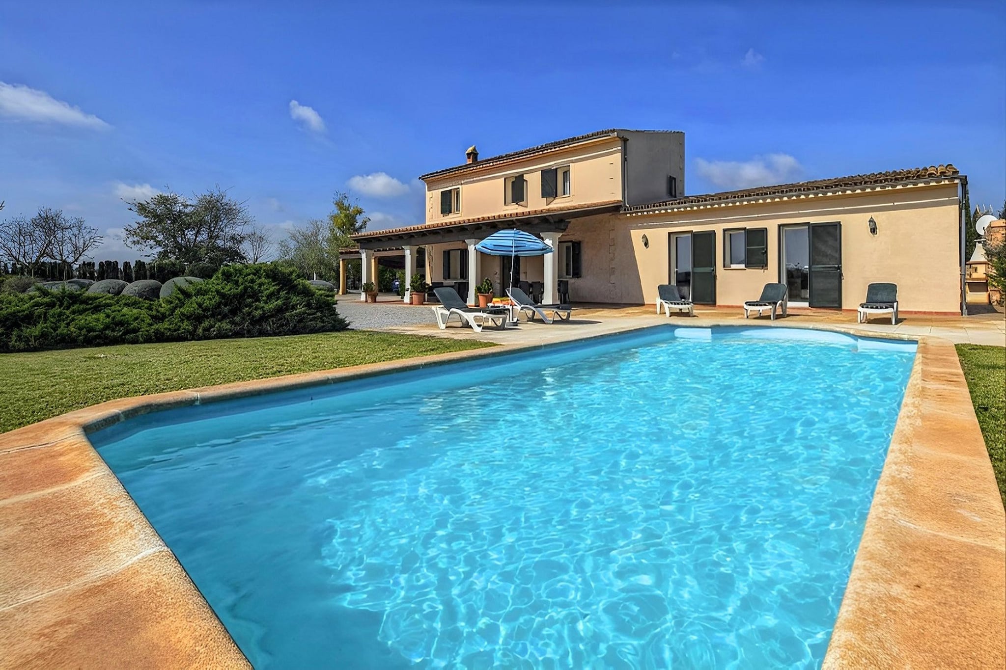 Tranquil holiday home with swimming pool
