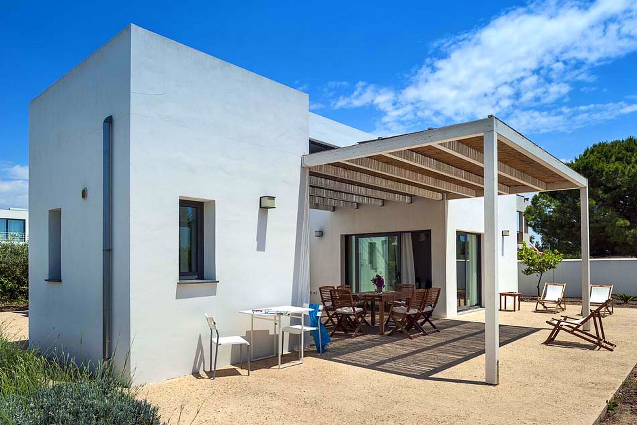 Moderne Villa mit einem mediterranen Garten in Menfi
