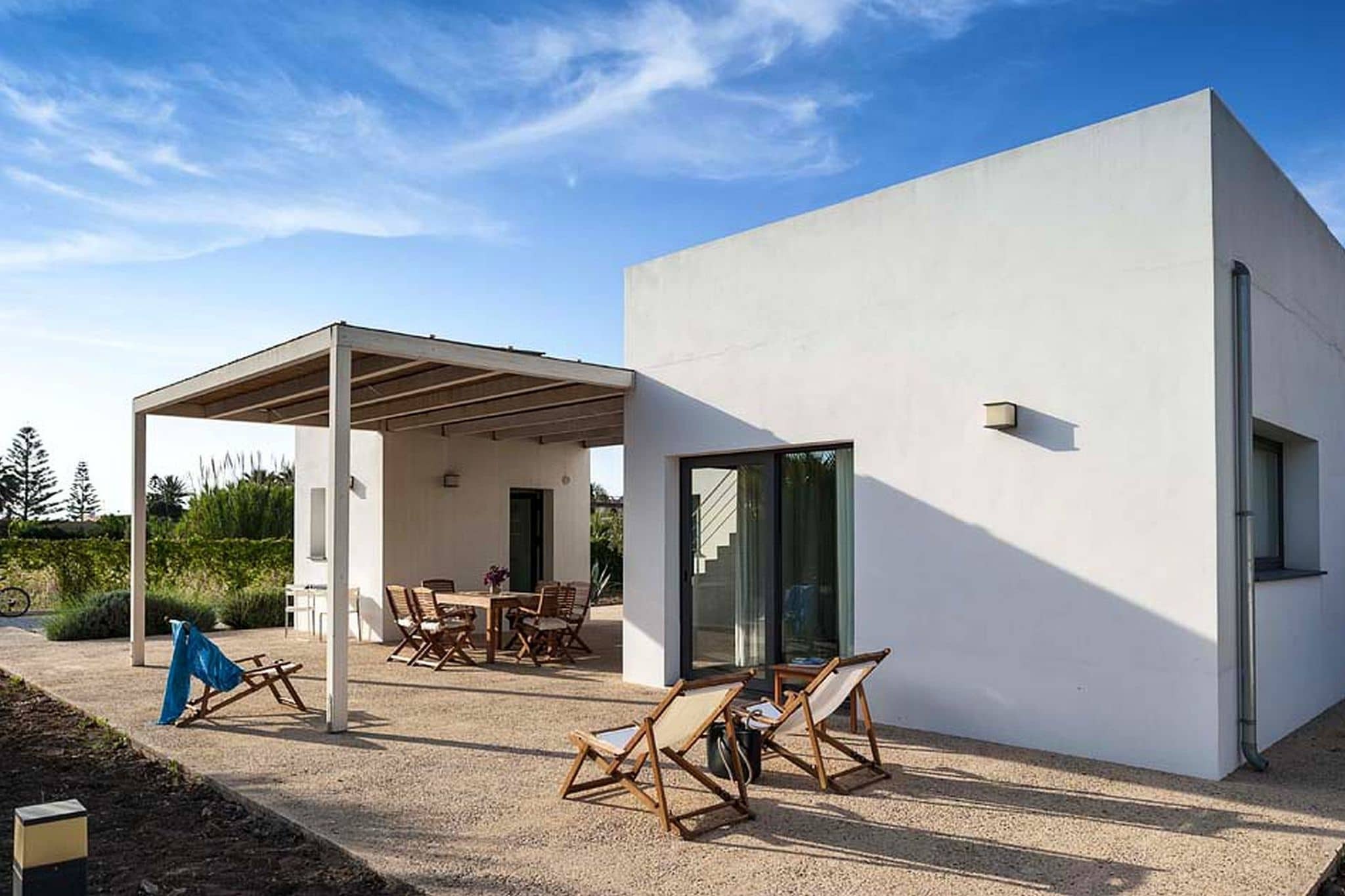 Moderne Villa mit einem mediterranen Garten in Menfi