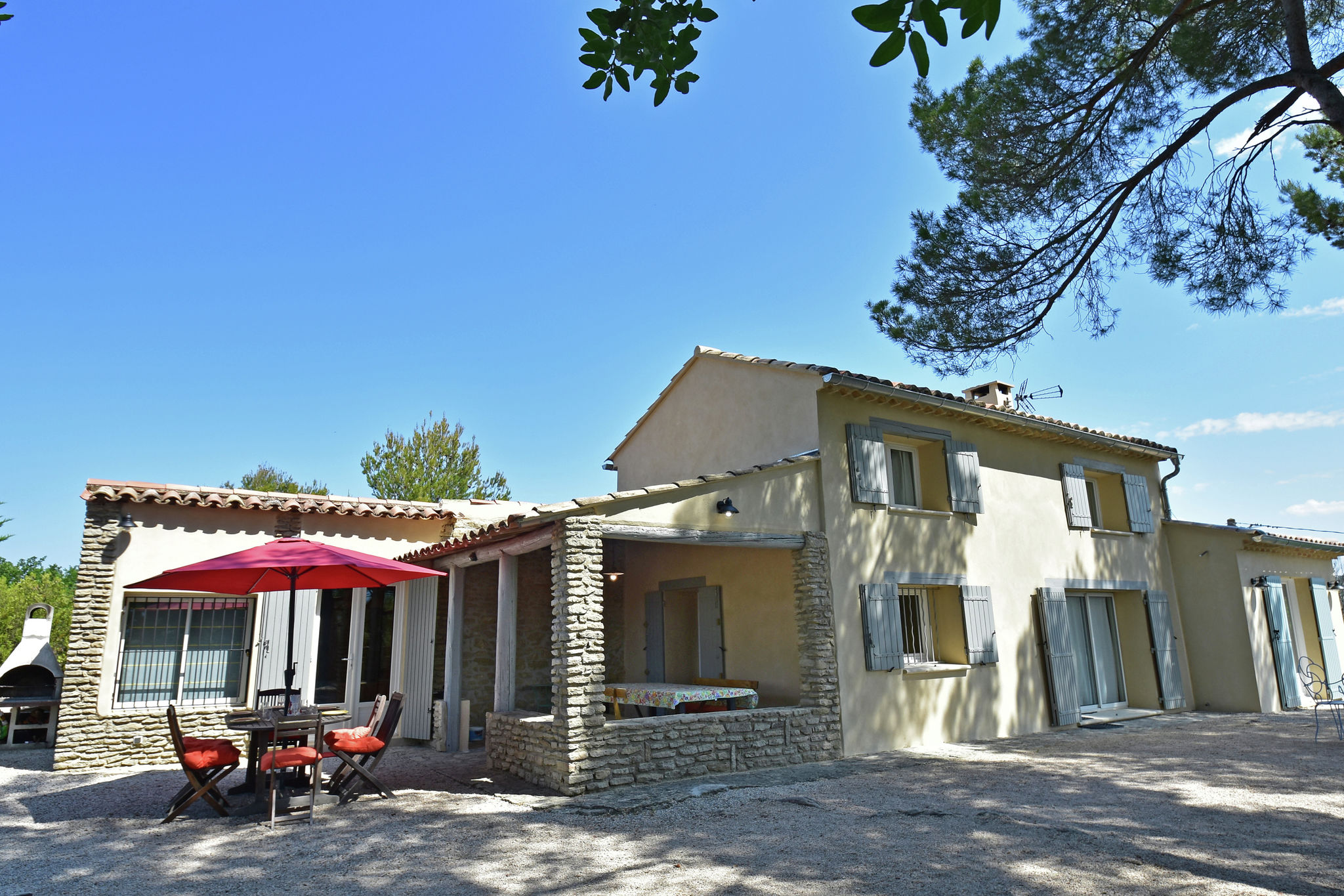 Villa traditionnelle avec piscine à débordement en Provence