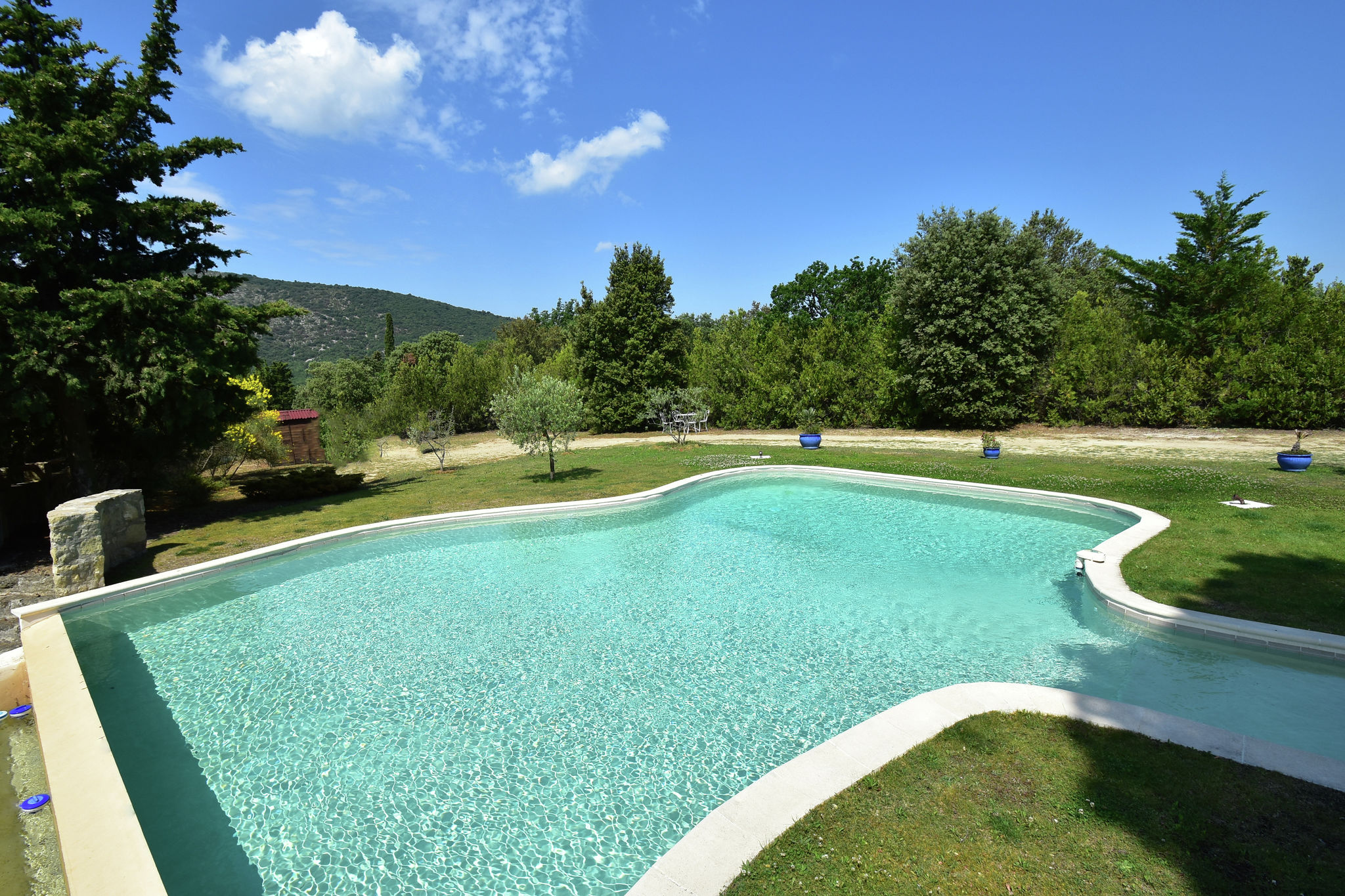 Villa traditionnelle avec piscine à débordement en Provence