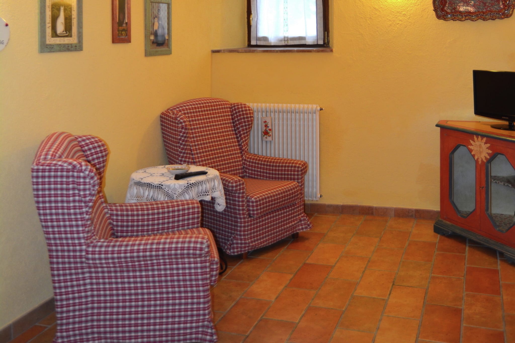 Azalea-Living room