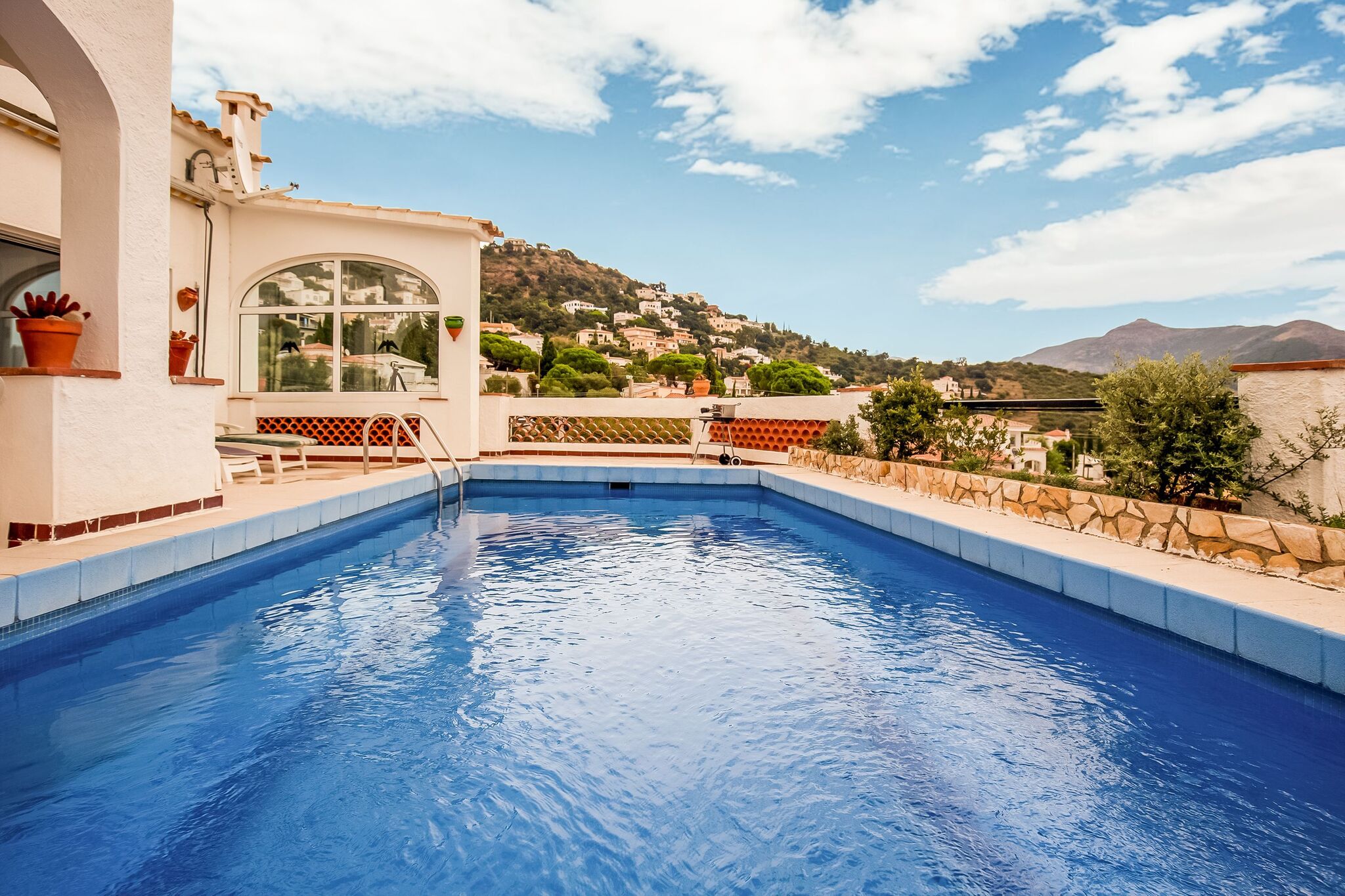 Modern vakantiehuis in Roses met privézwembad