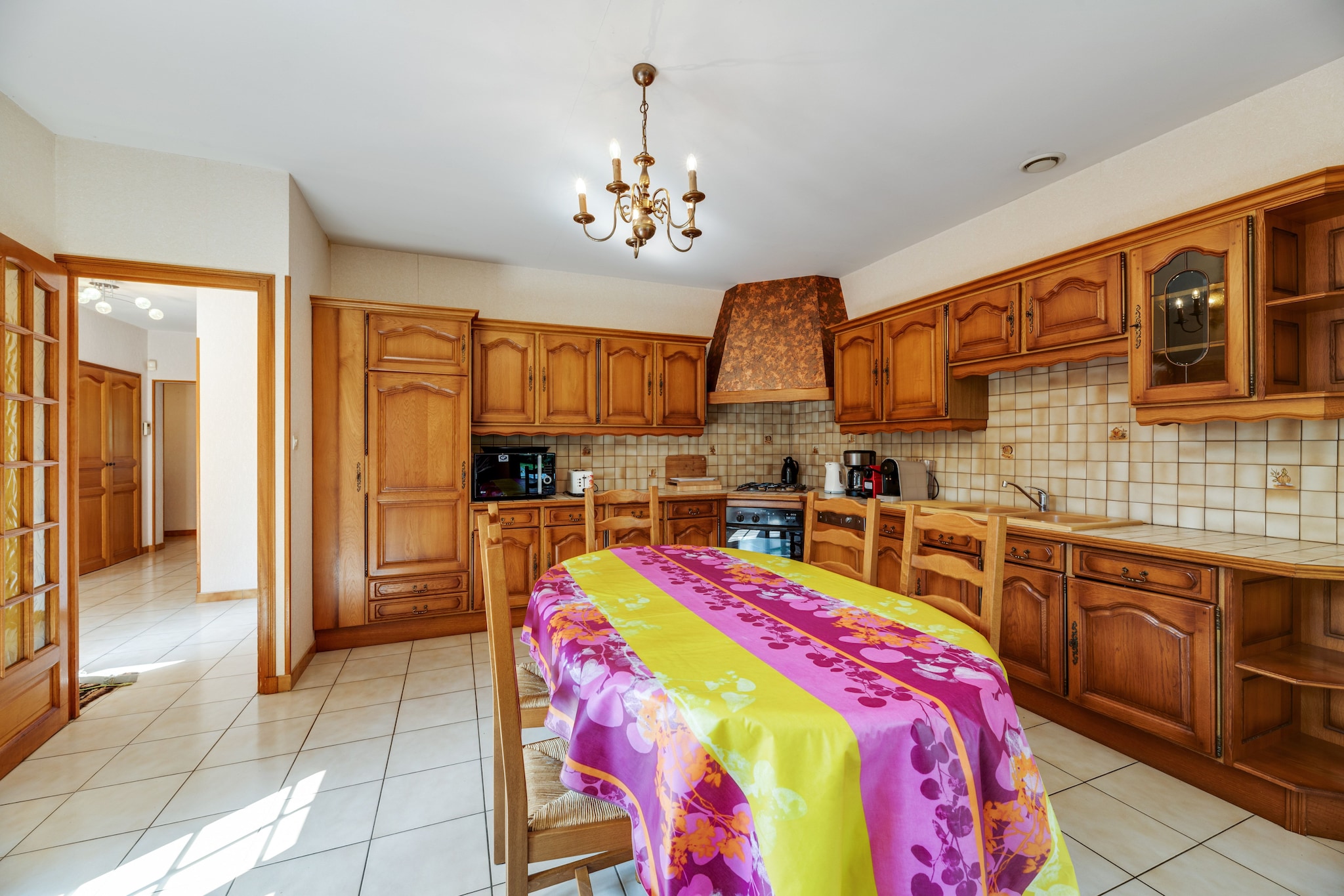 Ground floor: (Entrance, Kitchen(dining table(8 persons), cooker(4 ring stoves, gas), coffee machine(filter), oven, microwave, dishwasher, fridge-freezer), Kitchen(dining table(4 persons), cooker(4 ring stoves), tumble dryer, washing machine), Living/diningroom(TV(cable, flatscreen), dining table(8 persons), fireplace), bedroom(bunk bed), bedroom(double bed(160 x 200 cm)), bedroom(double bed), bathroom(shower, washbasin), bathroom(bathtub with shower, washbasin, bidet), Study(double sofa bed(140 x 190 cm)), toilet, toilet)\n\ngarage(reachable from the outside), heating(central), terrace(private), garden(private, > 1000 m2), garden furniture(8 persons), BBQ(charcoal), parking, deckchairs, parasol, children\'s bed, high chair