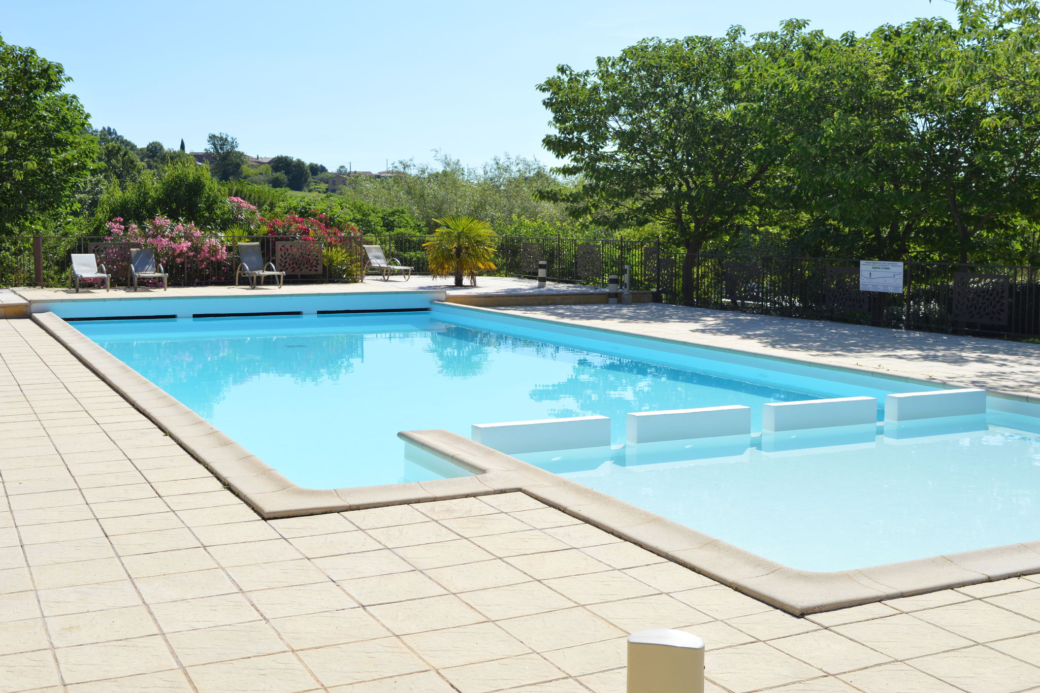 Nieuwe vrijstaande vakantie villa vlakbij Les Vans en met gedeeld zwembad