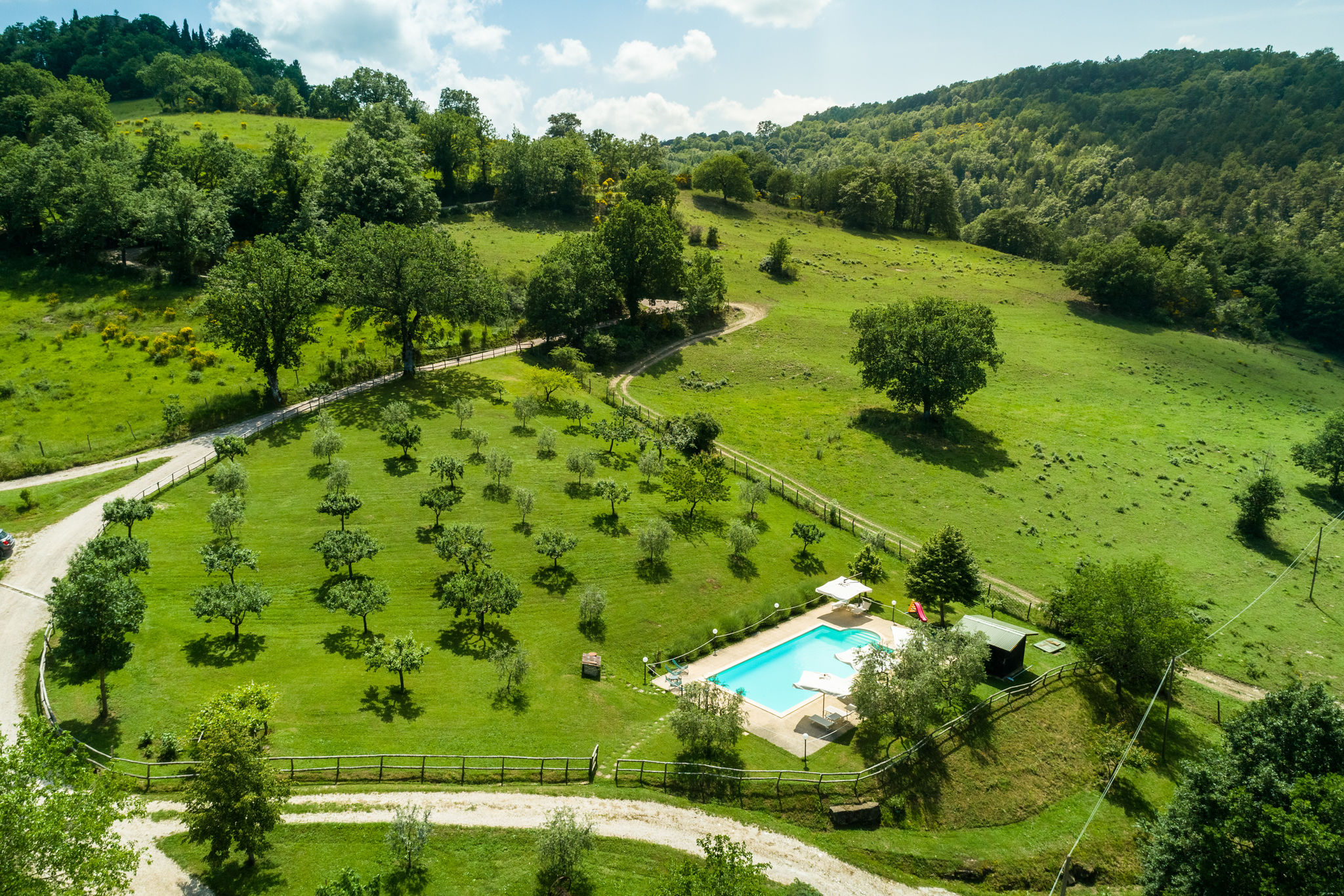 Agriturismo in heuvelachtige omgeving, zwembad en panoramisch terras