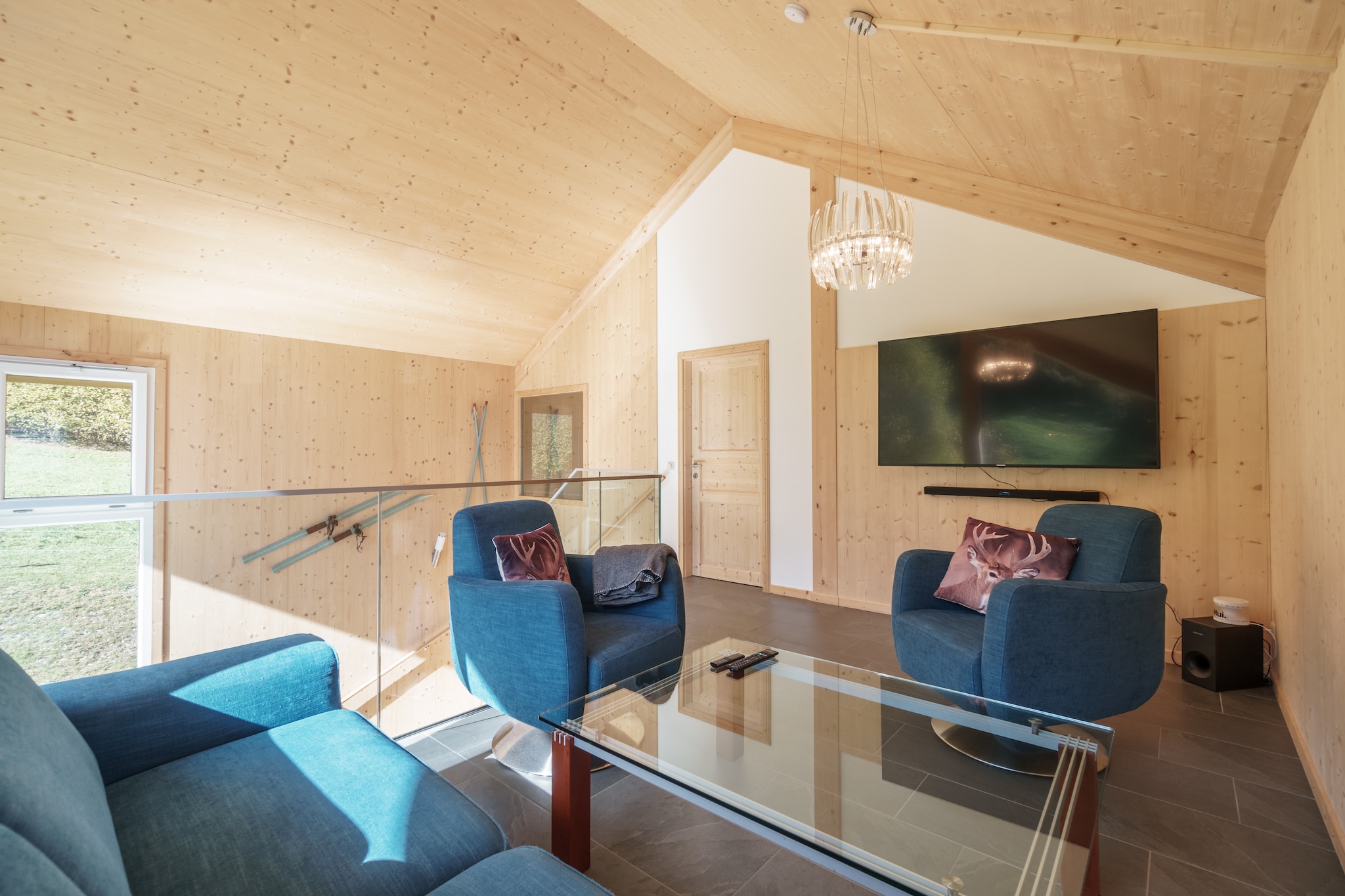 "Welcome to the Panorama Chalet, a luxurious retreat nestled at the Kreischberg Valley Station, where comfort and breathtaking views combine to create an unforgettable getaway. Spanning 150 m², this exclusive chalet comfortably accommodates up to 12 guests, making it an ideal choice for large families or groups seeking both relaxation and adventure. For relaxation and wellness, the chalet includes a private sauna, offering a serene space to unwind after an active day.
Located at the top of the Kreischberg Valley Station, the chalet provides immediate access to premier skiing, snowboarding, and winter sports facilities. In the summer, you can explore scenic hiking and biking trails. Your stay includes the Murau-Murtal GuestCard (summer), which provides additional benefits and discounts to enhance your experience.
The chalet features five tastefully decorated bedrooms: three with double beds, one with two bunk beds, and one with two single beds. With three modern bathrooms equipped with showers or indulgent indoor whirlpool tubs (hairdryer provided), there's ample space for everyone to refresh and rejuvenate. The heart of the home is the expansive living-dining area, thoughtfully designed with a cozy seating arrangement and a flat-screen TV, perfect for relaxing after a day on the slopes or exploring the scenic surroundings. The open kitchen is a culinary delight, fully equipped with everything you need. Stay connected with free Wi-Fi and enjoy a range of channels on satellite TV. "