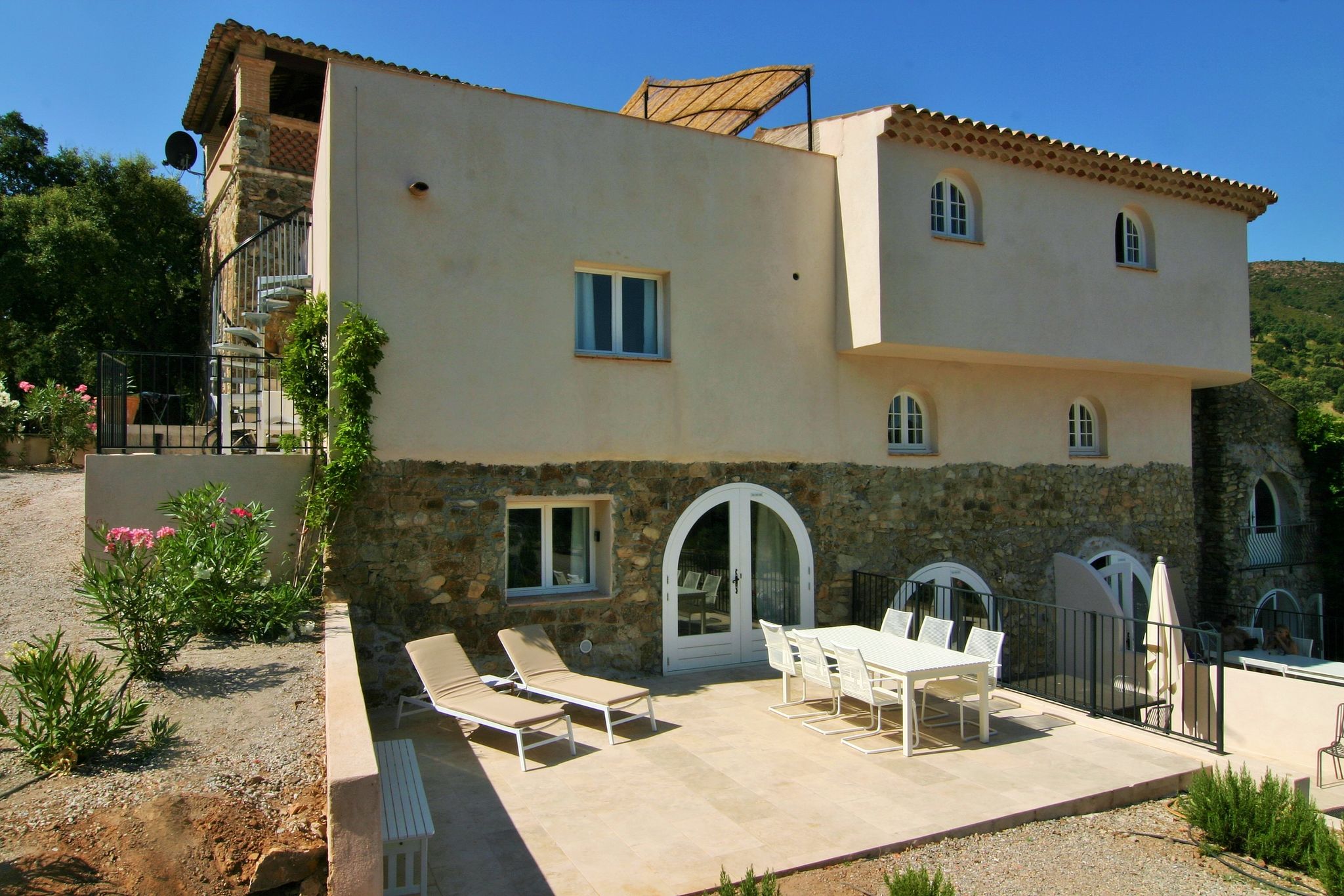 Maison moderne avec terrasse de toit, près de Sainte Maxime