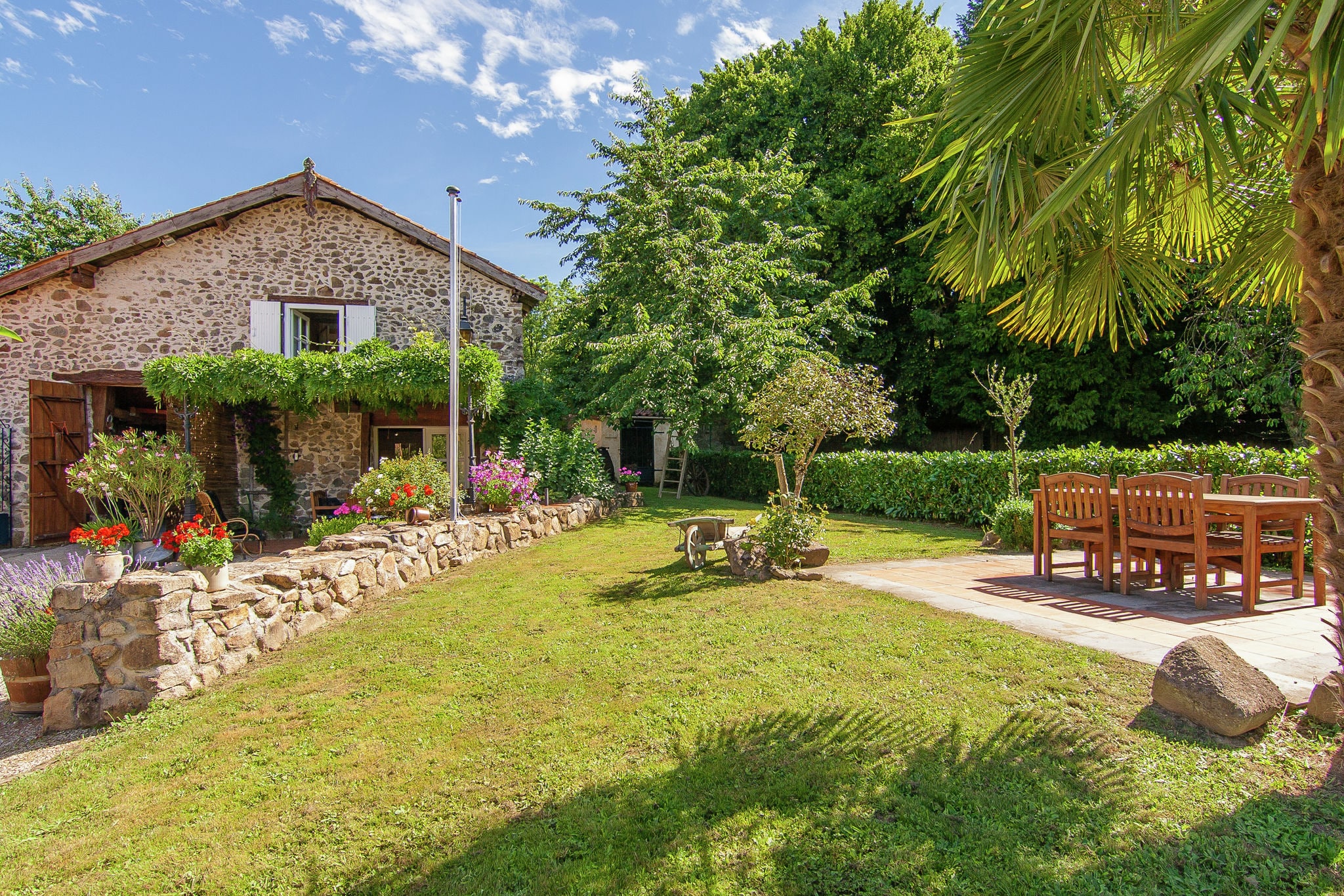 Vrijstaande romantische cottage met gebruik van zwembad, terrassen en grote tuin