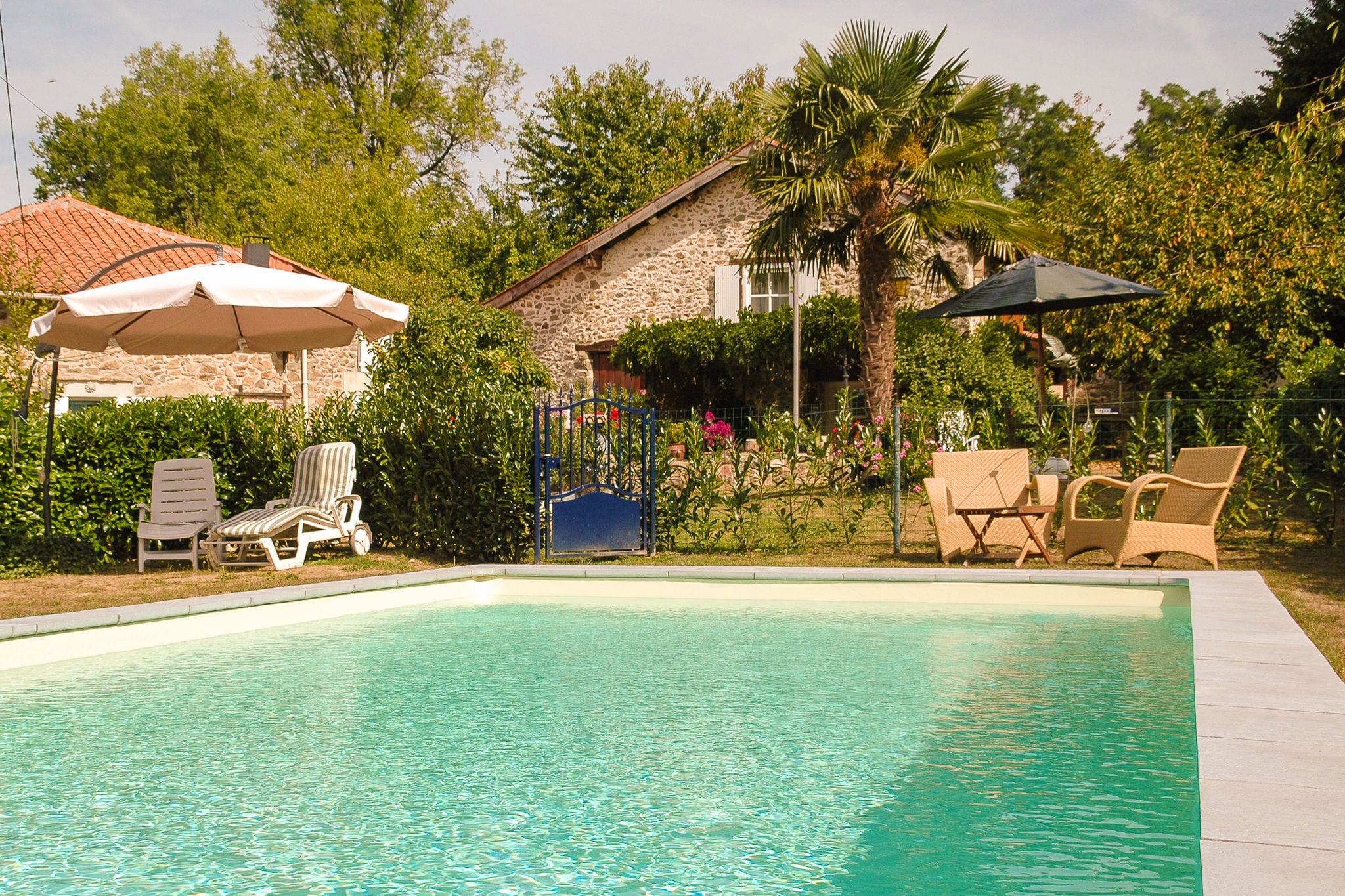 Vrijstaande romantische cottage met gebruik van zwembad, terrassen en grote tuin