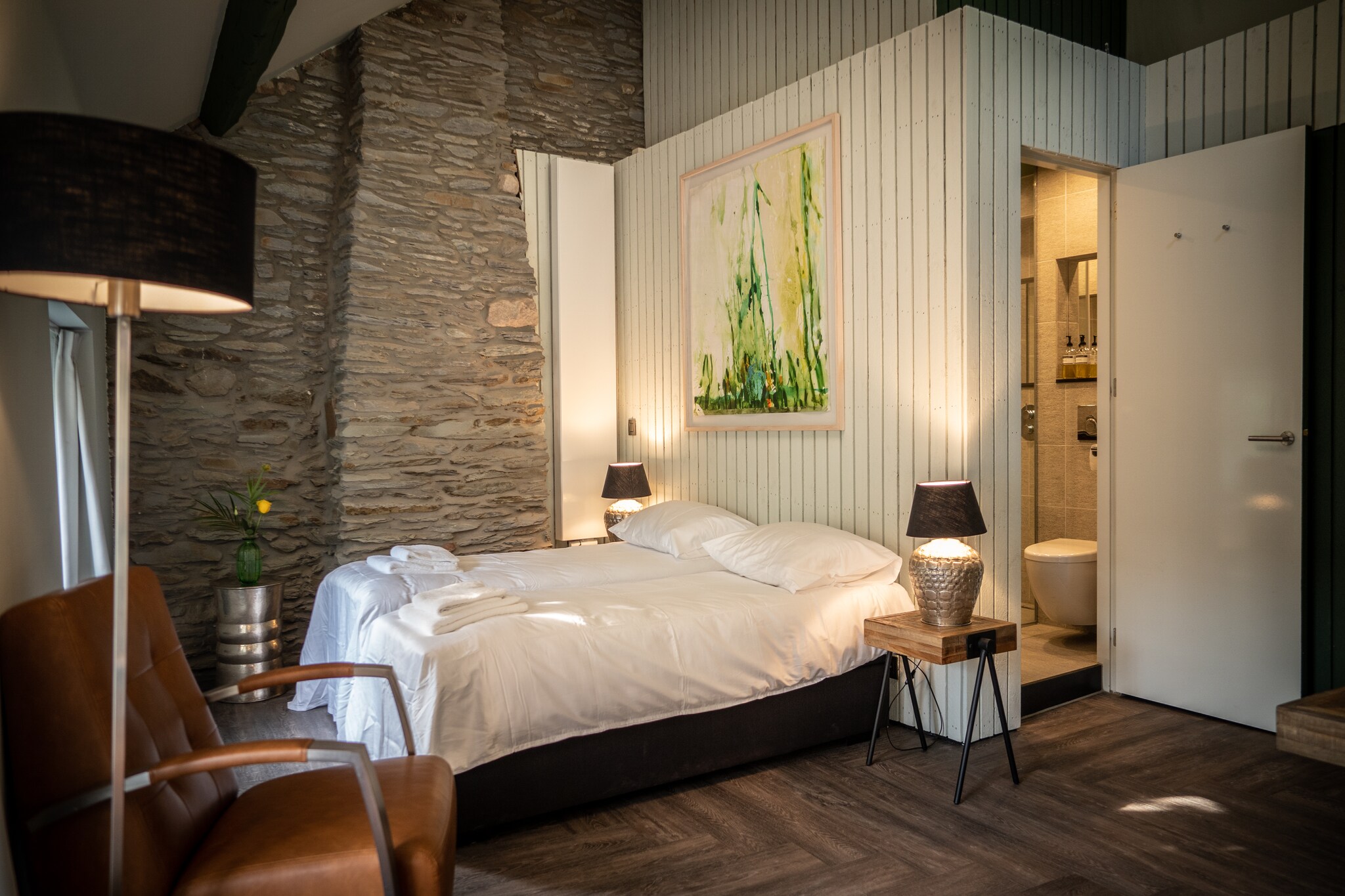 Ground floor: (hallway, Living room(fireplace, CD player, bar), TV room(via fairly steep stairs)(TV(satellite)), Kitchen(cooker, oven, microwave, dishwasher, freezer, fridge-freezer), toilet, toilet, meetings(on request, separate room))\n\nOn the 1st floor: (hallway, Bedroom with bathroom(single bed, shower, washbasin, toilet), Bedroom with bathroom(2x single bed, shower, washbasin, toilet), Bedroom with bathroom(2x single bed, shower, washbasin, toilet), Bedroom with bathroom(2x single bed, bath tub, shower, washbasin, toilet), Bedroom with bathroom(single bed, single bed, bath tub, shower, washbasin, toilet))\n\nOn the 2nd floor: (Bedroom with bathroom(2x single bed, shower, washbasin, toilet), Bedroom with bathroom(2x single bed, shower, washbasin, toilet), Bedroom with bathroom(single bed, single bed, shower, 2x washbasin, toilet))\n\nBasement: (toilet(toilet), relaxation area(fireplace, Bubble bath, shower, sauna))\n\nGuest house ground floor: (Bedroom with bathroom(single bed, single bed, shower, washbasin, toilet), Bedroom with bathroom(single bed, single bed, shower, washbasin, toilet))\n\nGuest house on the 1st floor: (Bedroom with bathroom(2x single bed, bathtub with shower, washbasin, toilet), Bedroom with bathroom(single bed, 2x single bed, shower, washbasin, toilet), Bedroom with bathroom(2x single bed, shower, washbasin, toilet), Bedroom with bathroom(2x single bed, shower, washbasin, toilet), Bedroom with bathroom(2x single bed, bath tub, shower, washbasin, toilet), Bedroom with bathroom(2x single bed, single bed, bath tub, shower, washbasin, toilet), Bedroom with bathroom(2x single bed, shower, washbasin, toilet), Bedroom with bathroom(2x single bed, bath tub, shower, washbasin, toilet))\n\nGuest house on the 2nd floor: (Bedroom with bathroom(2x single bed, bath tub, shower, washbasin, toilet), Bedroom with bathroom(2x single bed, shower, washbasin, toilet), Bedroom with bathroom(single bed, 2x single bed, shower, washbasin, toilet), Bedroom with bathroom(2x single bed, shower, washbasin, toilet))\n\n2nd Guest house ground floor: (dining room, Kitchenette)\n\n2nd Guest house on the 1st floor: (Bedroom with bathroom(single bed, single bed, shower, washbasin, toilet), Bedroom with bathroom(2x single bed, shower, washbasin, toilet), toilet, hall(104 m2))\n\ngarden, garden furniture, BBQ, parking, trampoline, pond, tennis court