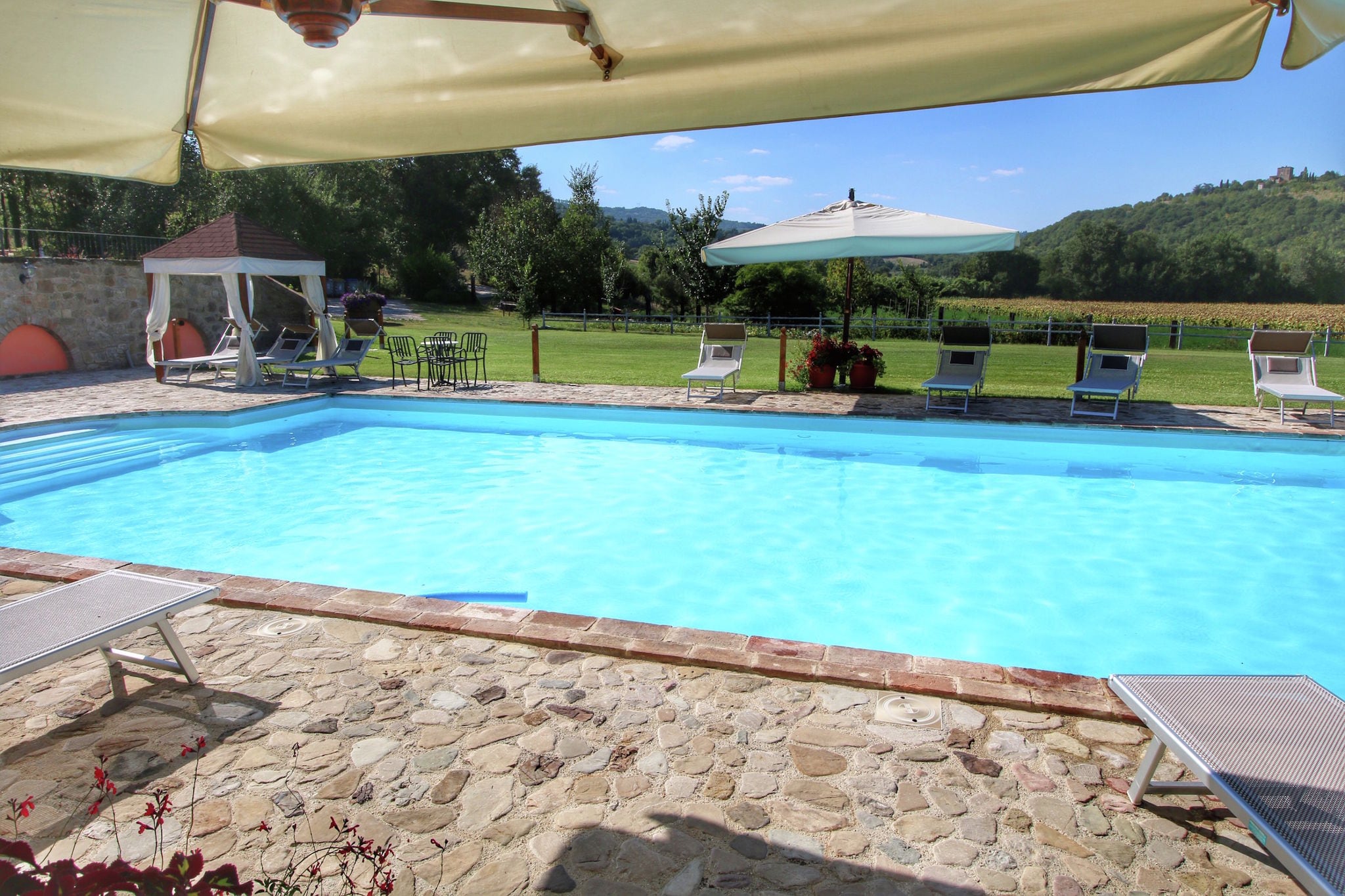 Geräumiges Ferienhaus in Pian di San Martino mit Pool