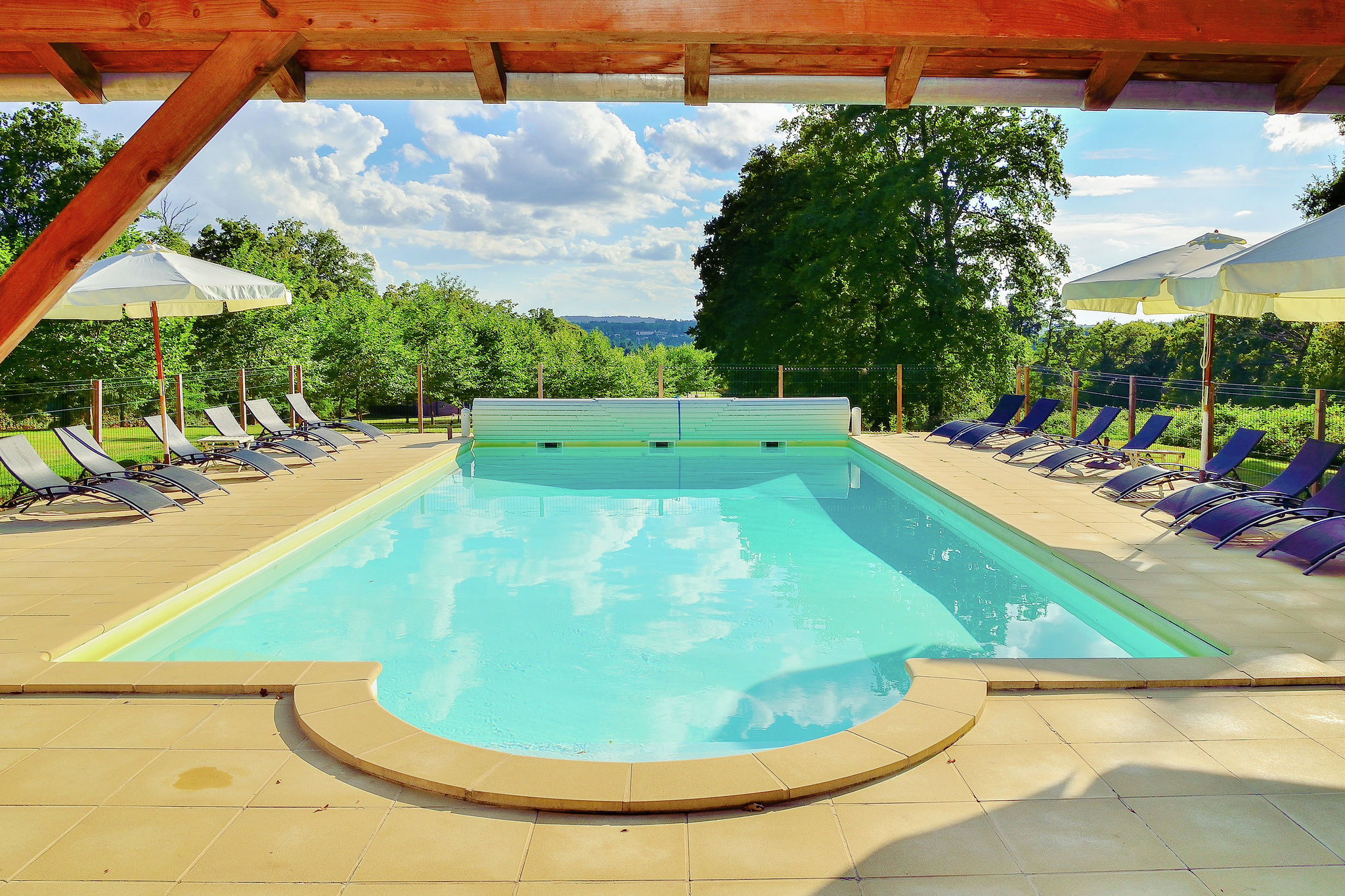 Private Luxus-Villa auf einem kleinen Bereich mit beheiztem Pool und Tennisplatz