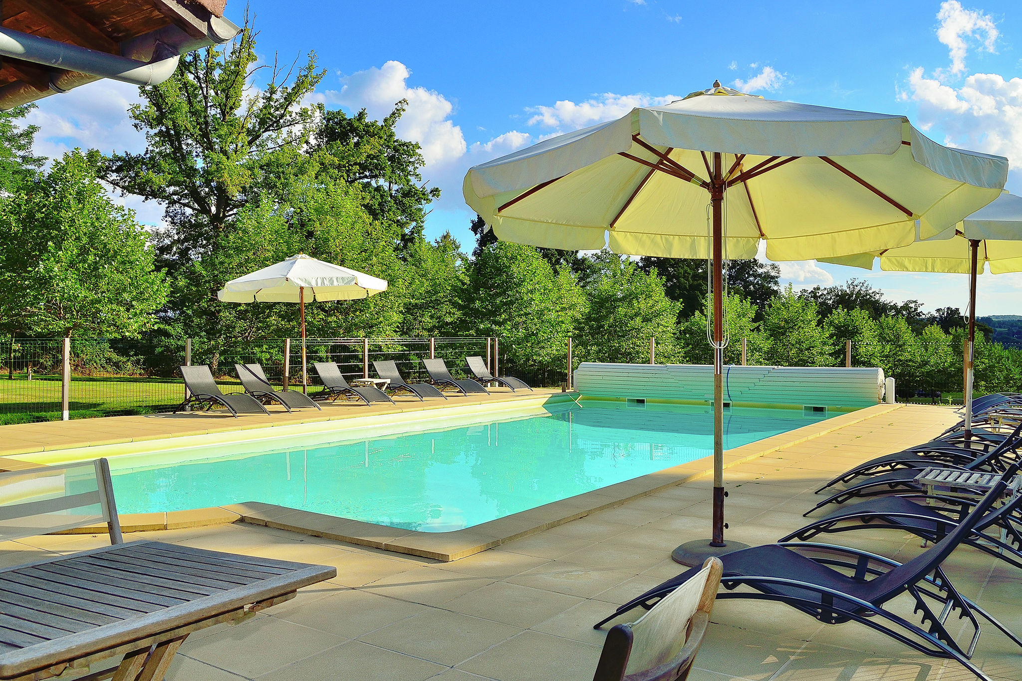 Villa de luxe sur une petite surface avec piscine chauffée et un court de tennis