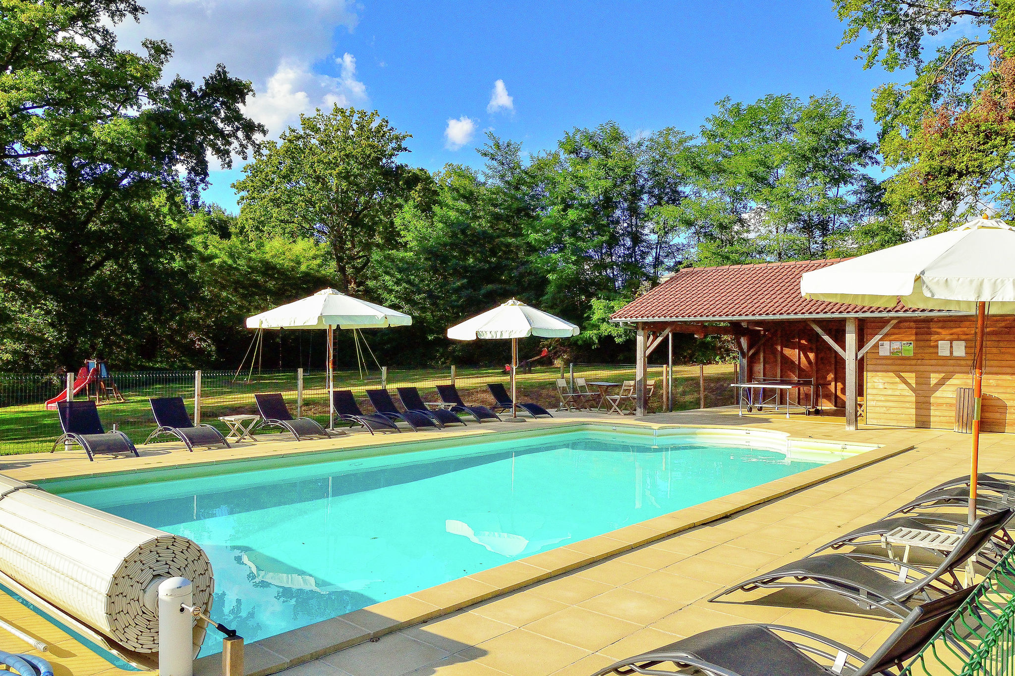 Private Luxus-Villa auf einem kleinen Bereich mit beheiztem Pool und Tennisplatz