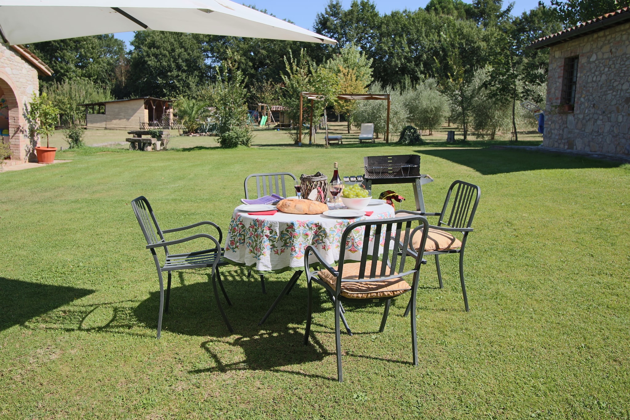 Robust old farmhouse for 4 persons amidst the Umbrian hills