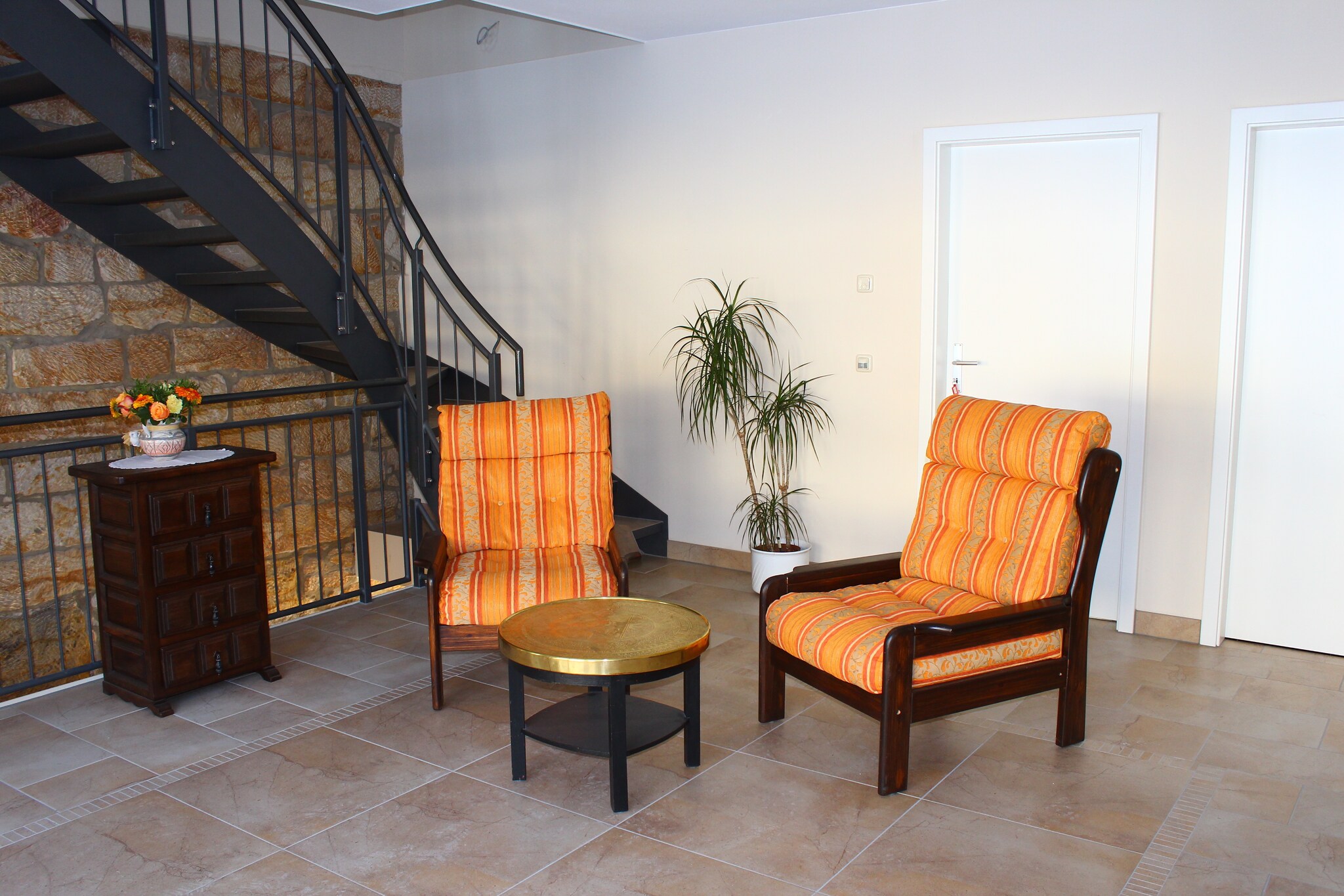 Set in the scenic village of WeiÃŸig, near Struppen, this bright first-floor apartment offers a welcoming retreat for up to 4 guests. Perfect for families or small groups, it features two bedroomsâ€”one with a double bed, the other with two single bedsâ€”alongside a cozy living/dining area with satellite TV and radio.

The fully equipped kitchen includes a ceramic cooker, oven, microwave, dishwasher, fridge-freezer, and filter coffee machine, making it easy to prepare meals at home. The bathroom offers a shower, washbasin, and toilet, while thoughtful extras like a cot, childrenâ€™s bed, high chair, and central heating ensure comfort for all ages.

Guests can enjoy the shared garden with charcoal barbecue, furniture, and bicycle storage, plus private parking and an electric car charging station. With a forest just 500 m away, the Elbe River (2 km), and a public playground (250 m) nearby, outdoor adventures await. Restaurants (100 m), bike rentals, and public transport (500 m) make exploring Saxon Switzerland and Dresden easy and enjoyable.