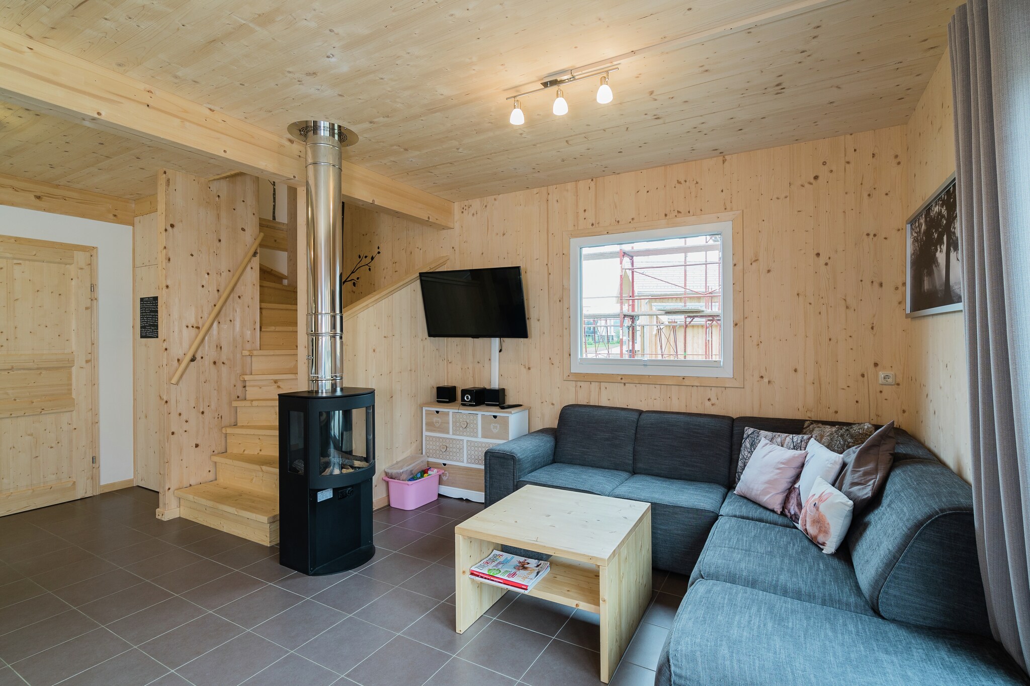 Ground floor: (hallway, Living room(TV(satellite), radio, CD player, gas fireplace), open kitchen(hob(ceramic), electric kettle, toaster, coffee machine(espresso, filter), oven, microwave, dishwasher, fridge-freezer, dishes and cutlery), bathroom(shower, infrared sauna, washbasin, toilet), Internet access)\n\nOn the 1st floor: (bedroom(double bed, TV), bedroom(double bed, TV), bedroom(double bed, TV), bedroom(single bed, bunk bed, TV), bathroom(Bubble bath, shower, washbasin, toilet))\n\nBubble bath, fireplace, washing machine, heating(electric, central), terrace, garden, garden furniture, BBQ, parking, children\'s bed, high chair